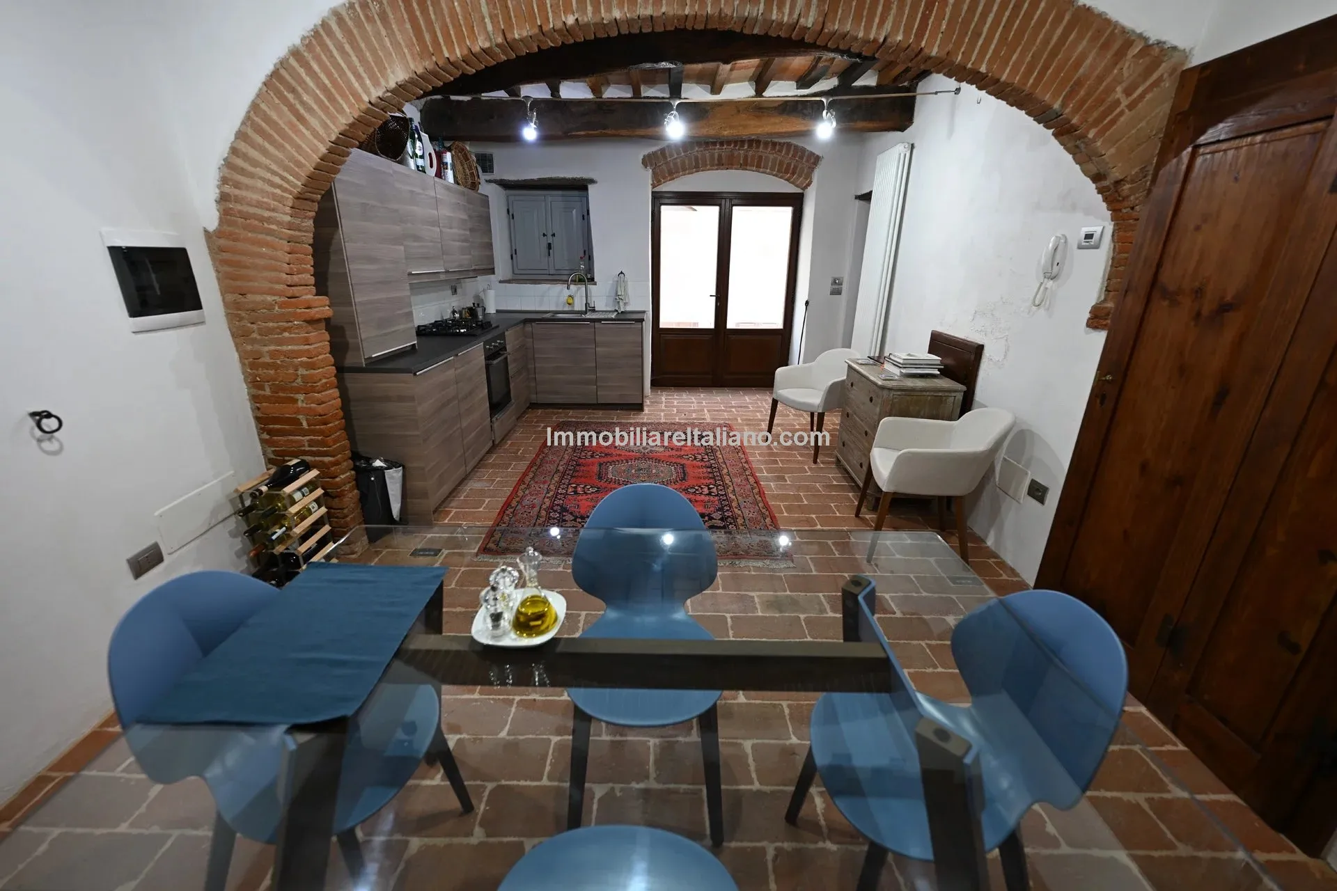 Chic Three-Storey Townhouse with Elevator in Historic Sansepolcro, Tuscany - View image 7 of 34
