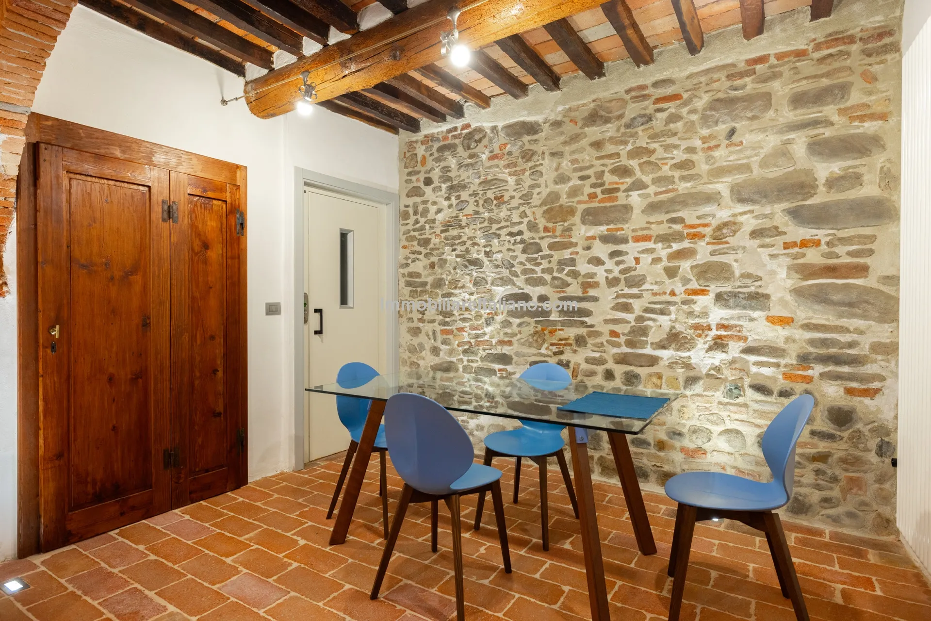 Chic Three-Storey Townhouse with Elevator in Historic Sansepolcro, Tuscany - View image 10 of 34
