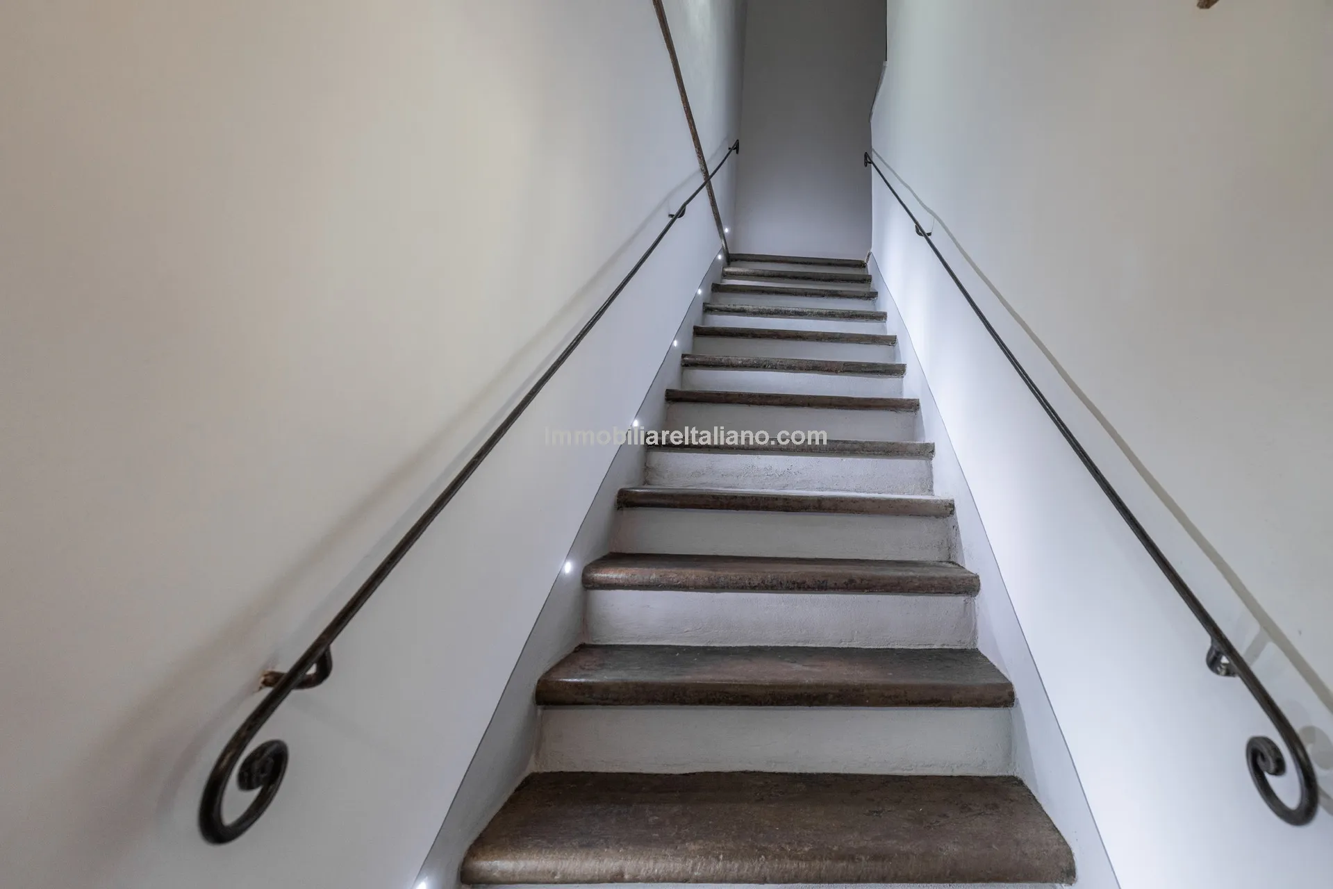 Chic Three-Storey Townhouse with Elevator in Historic Sansepolcro, Tuscany - View image 12 of 34