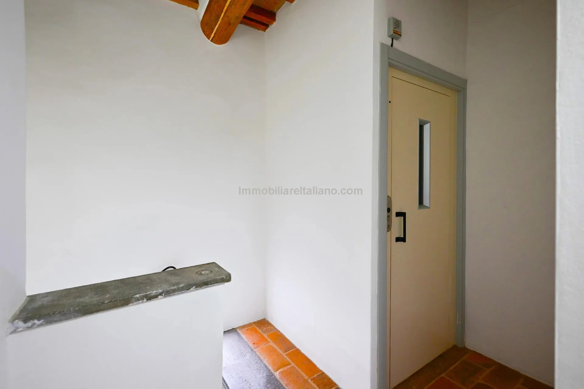 Chic Three-Storey Townhouse with Elevator in Historic Sansepolcro, Tuscany - View image 13 of 34