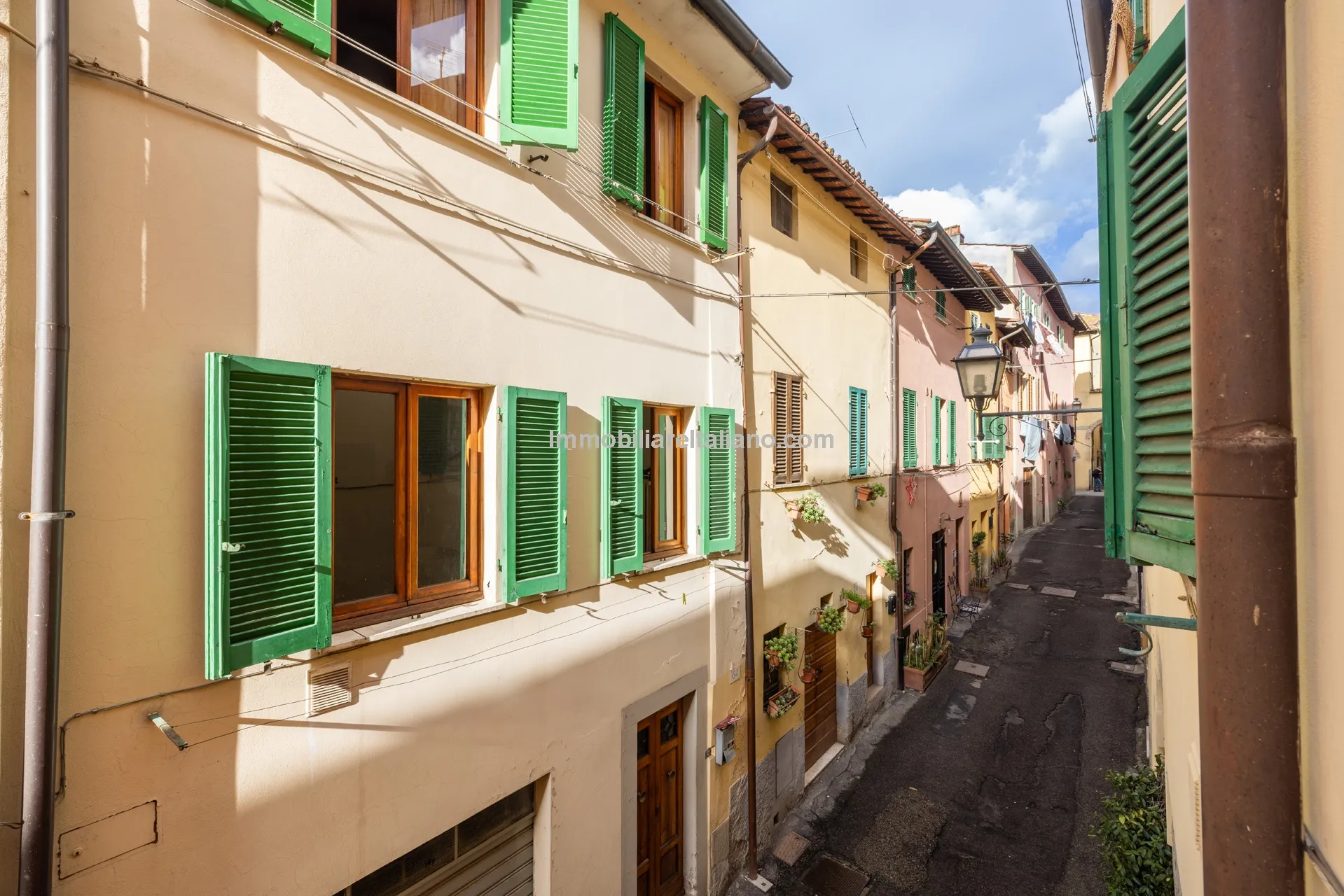 Chic Three-Storey Townhouse with Elevator in Historic Sansepolcro, Tuscany - View image 19 of 34