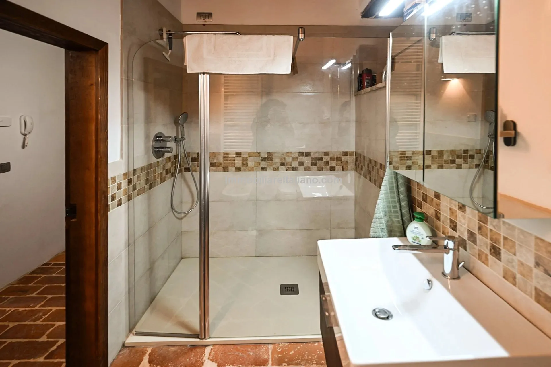 Chic Three-Storey Townhouse with Elevator in Historic Sansepolcro, Tuscany - View image 22 of 34