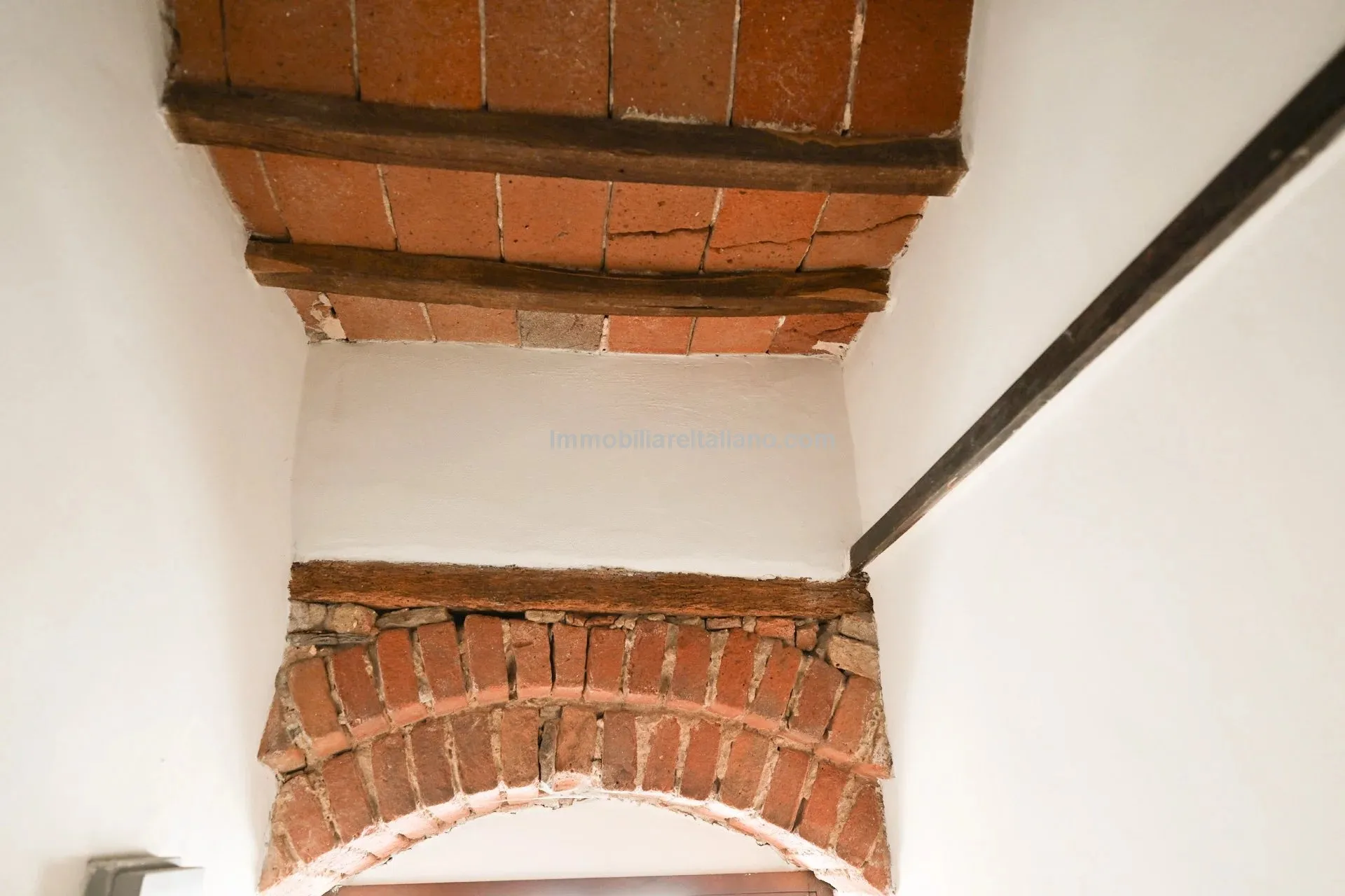 Chic Three-Storey Townhouse with Elevator in Historic Sansepolcro, Tuscany - View image 24 of 34