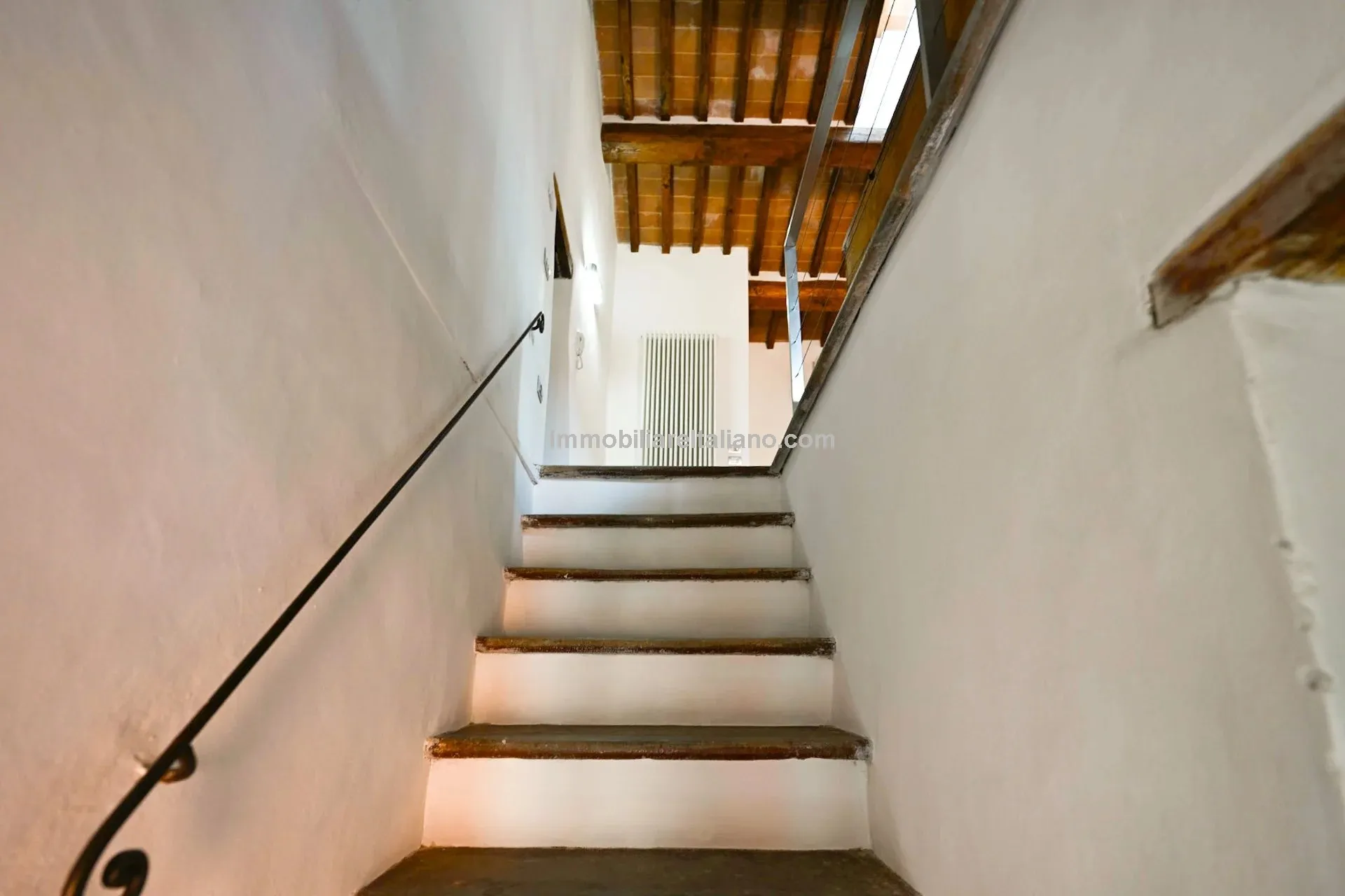 Chic Three-Storey Townhouse with Elevator in Historic Sansepolcro, Tuscany - View image 26 of 34