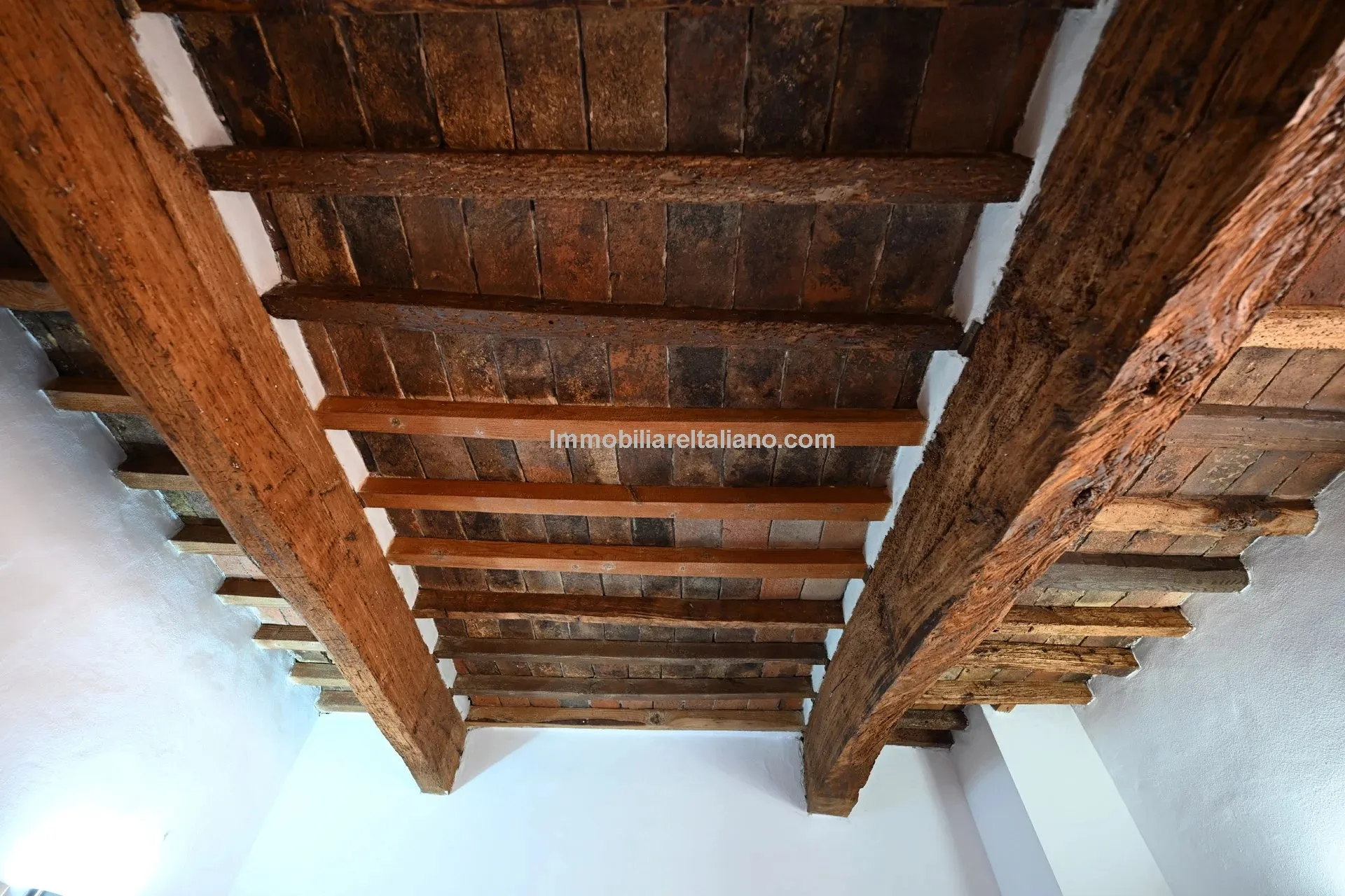 Chic Three-Storey Townhouse with Elevator in Historic Sansepolcro, Tuscany - View image 27 of 34