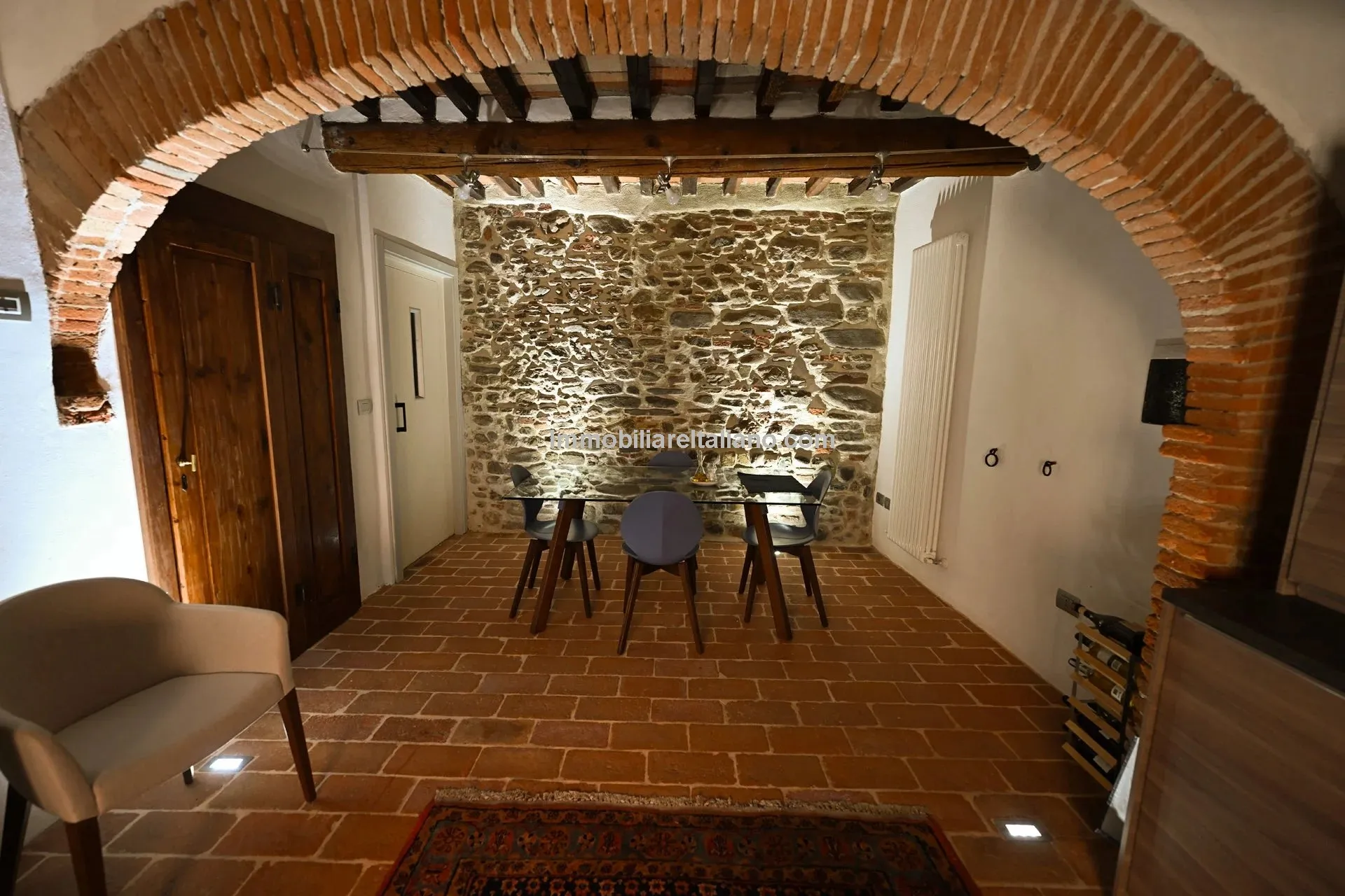 Chic Three-Storey Townhouse with Elevator in Historic Sansepolcro, Tuscany - View image 28 of 34