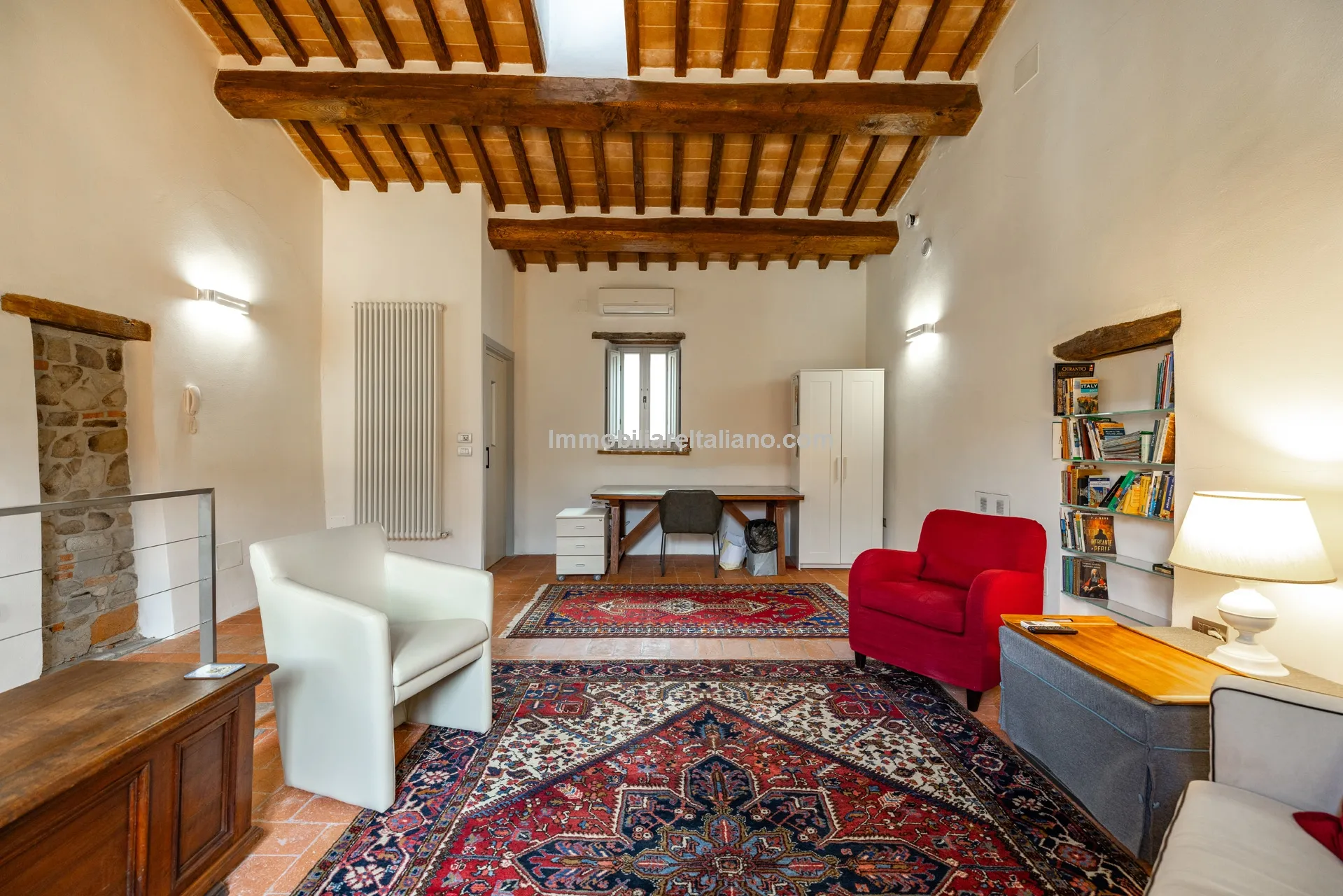 Chic Three-Storey Townhouse with Elevator in Historic Sansepolcro, Tuscany - View image 31 of 34