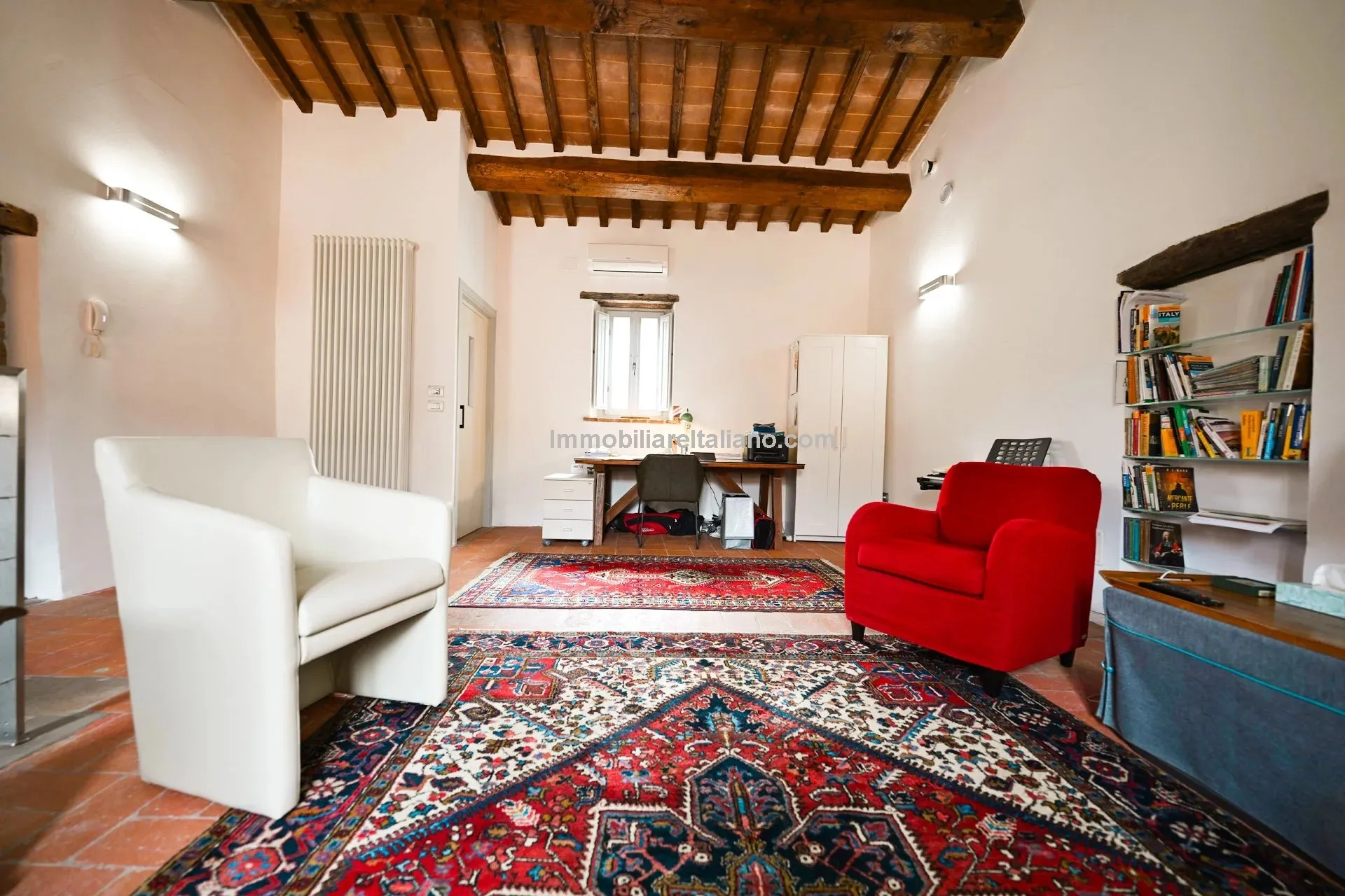 Chic Three-Storey Townhouse with Elevator in Historic Sansepolcro, Tuscany - View image 32 of 34