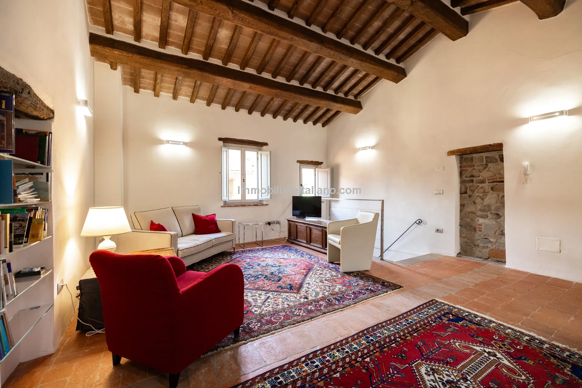 Chic Three-Storey Townhouse with Elevator in Historic Sansepolcro, Tuscany - View image 33 of 34