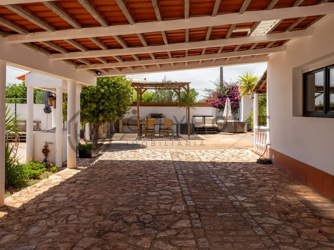 Expansive 7-Bedroom Villa with Pool and Garden in Albufeira, Portugal - View image 6 of 67