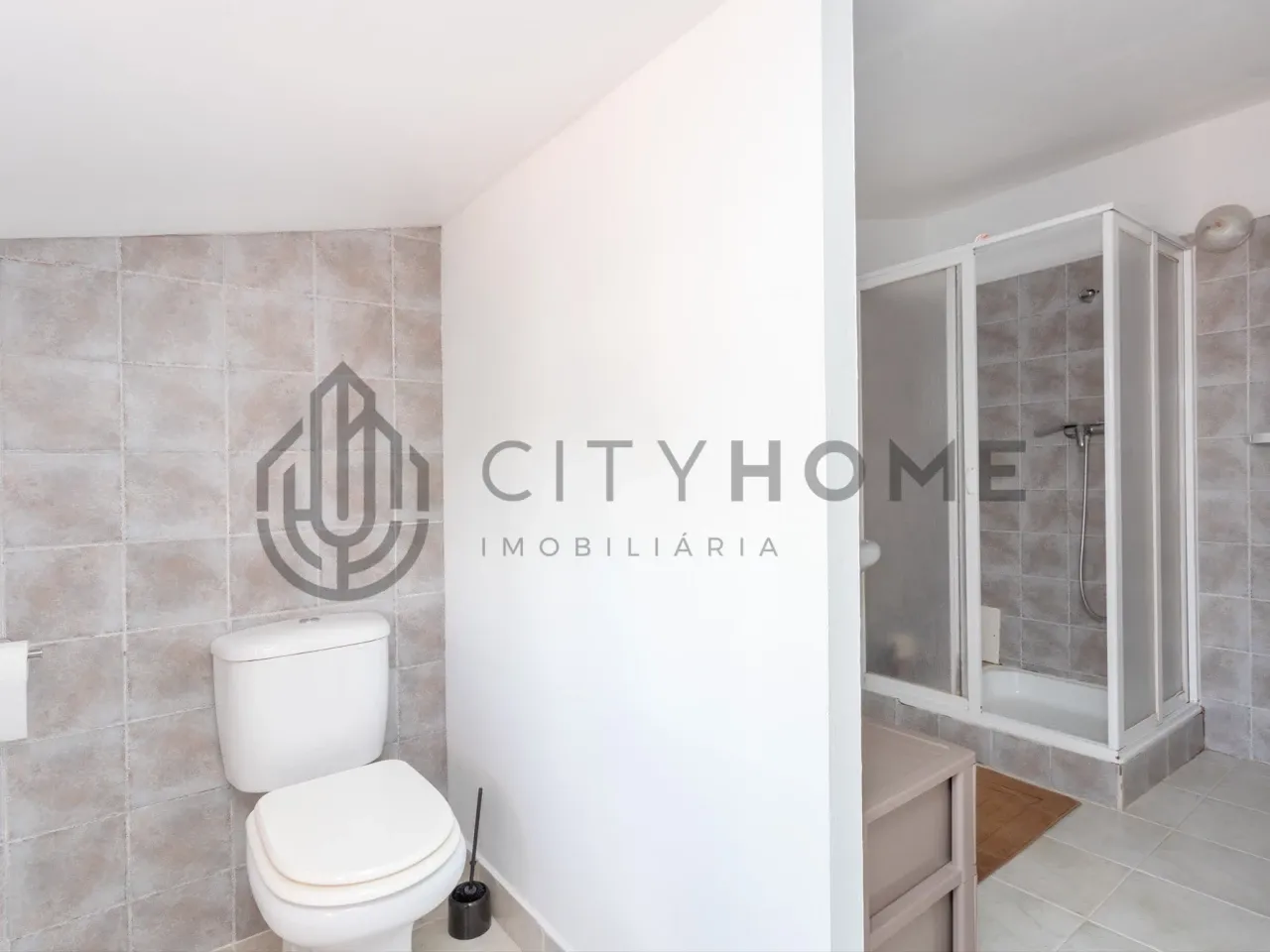 Expansive 7-Bedroom Villa with Pool and Garden in Albufeira, Portugal - View image 30 of 67