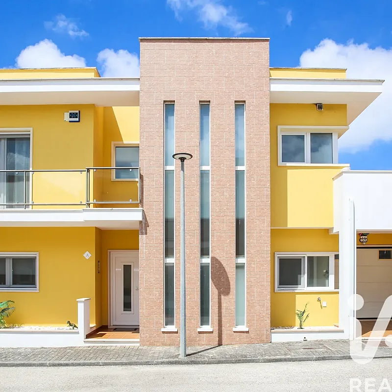 Contemporary 3-Bedroom House with Pool and Terrace in Coastal Lourinhã