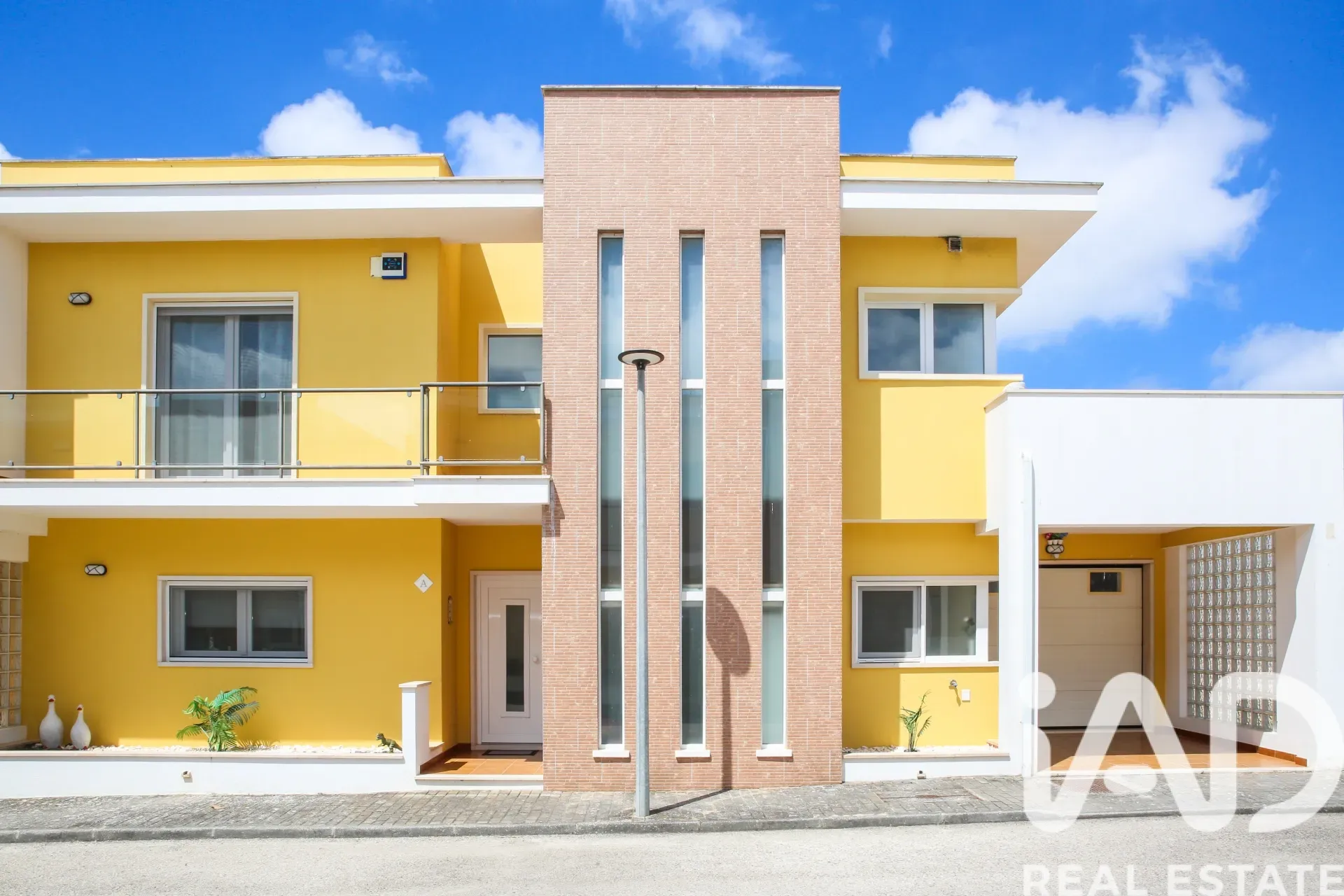 Contemporary 3-Bedroom House with Pool and Terrace in Coastal Lourinhã - Image 1