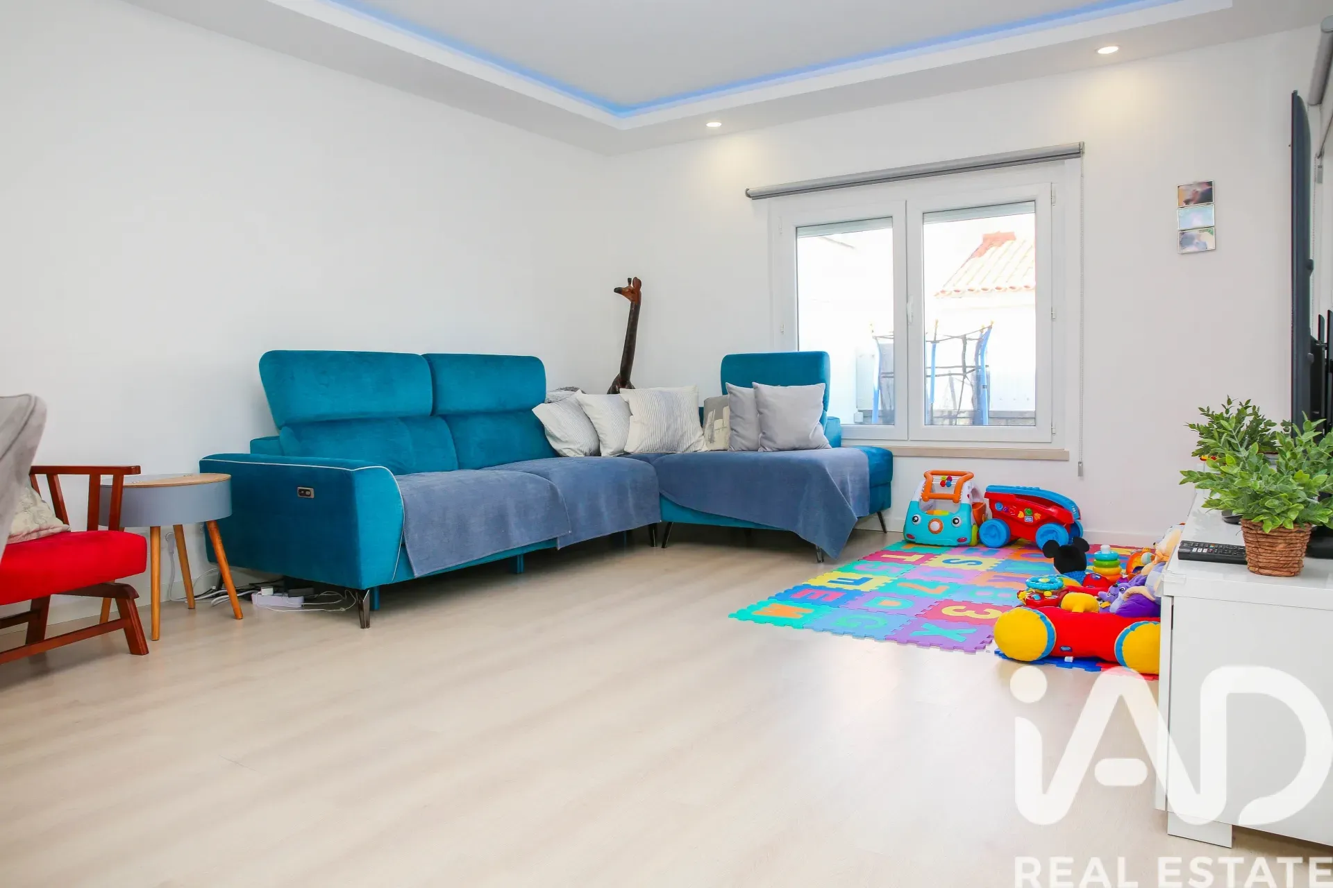 Contemporary 3-Bedroom House with Pool and Terrace in Coastal Lourinhã - View image 9 of 27