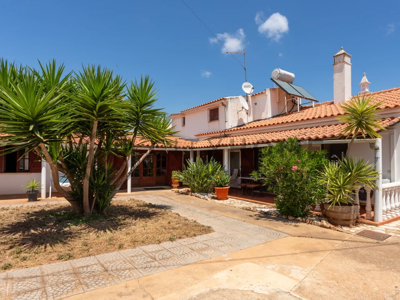 Spacious Five-Bedroom House with Garden in Scenic Paderne, Albufeira - Image 1