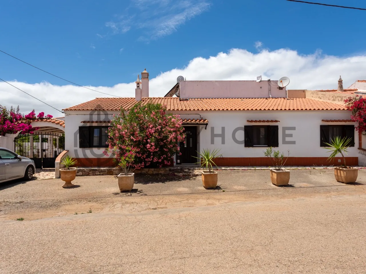 Spacious Five-Bedroom House with Garden in Scenic Paderne, Albufeira - Image 2