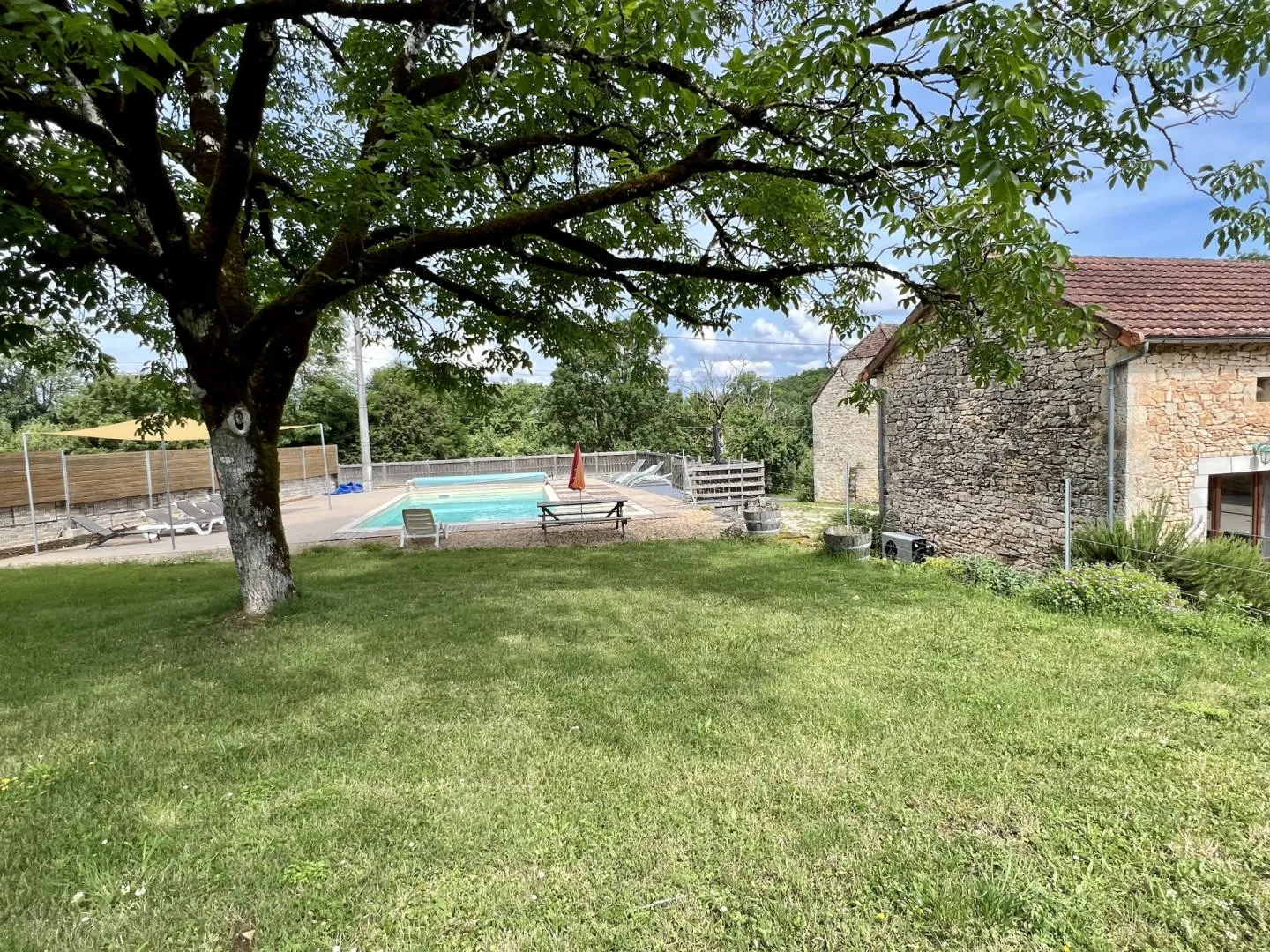 Expansive 6-Bedroom Country Retreat with Pool in Périgord Noir, Thenon - View image 10 of 50
