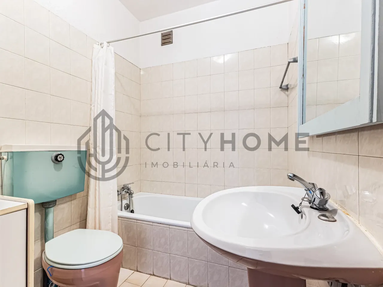 3-Bedroom Villa with Parking and Garden in Albufeira, Portugal - View image 12 of 22