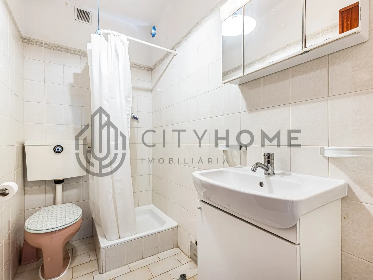 3-Bedroom Villa with Parking and Garden in Albufeira, Portugal - View image 17 of 22