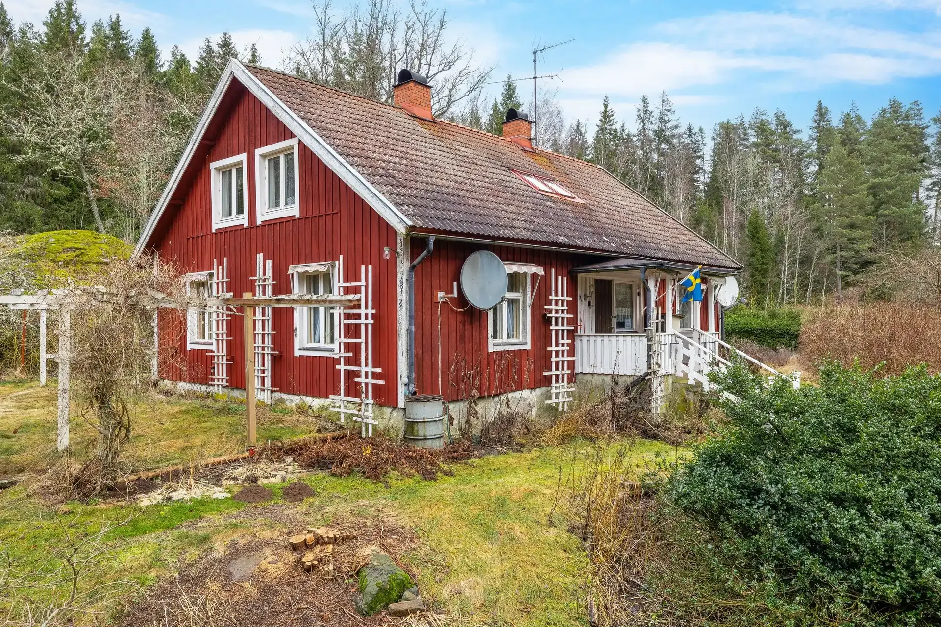 Early 1900s Swedish Country House with Expansive Garden in Jönköping - Image 1