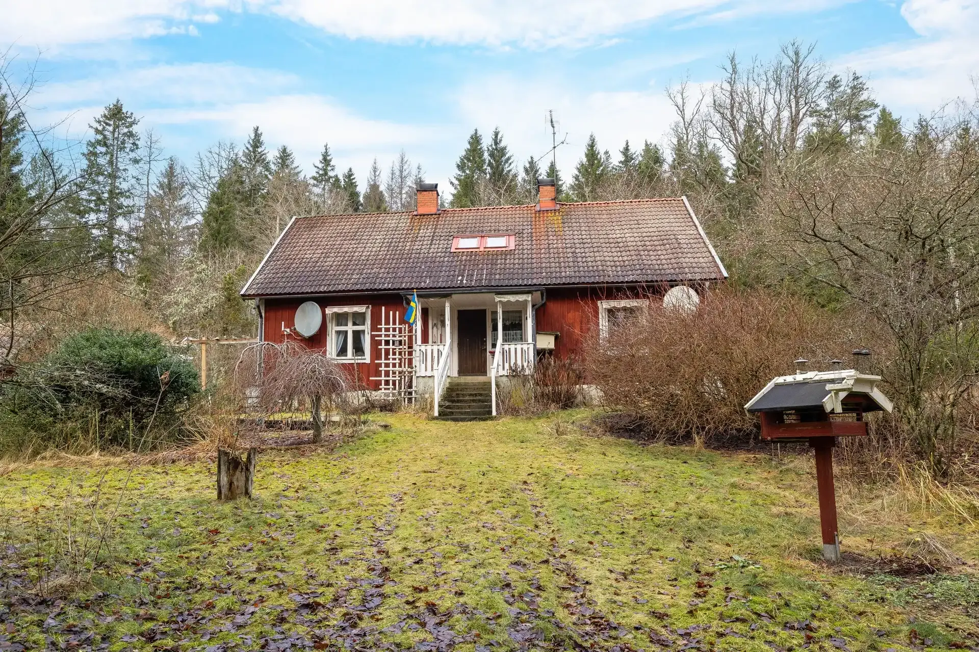 Early 1900s Swedish Country House with Expansive Garden in Jönköping - Image 2