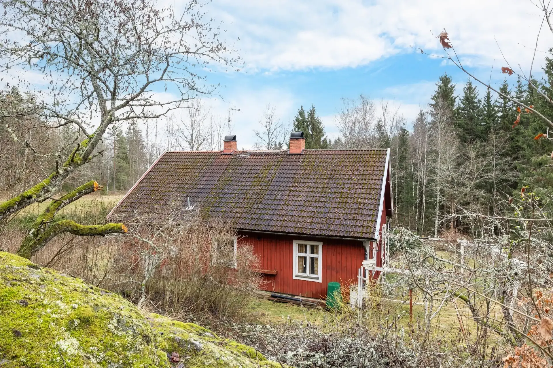 Early 1900s Swedish Country House with Expansive Garden in Jönköping - Image 3