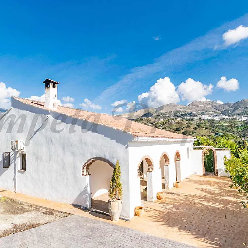 3-Bedroom Country House with Expansive Garden in Árchez, Málaga