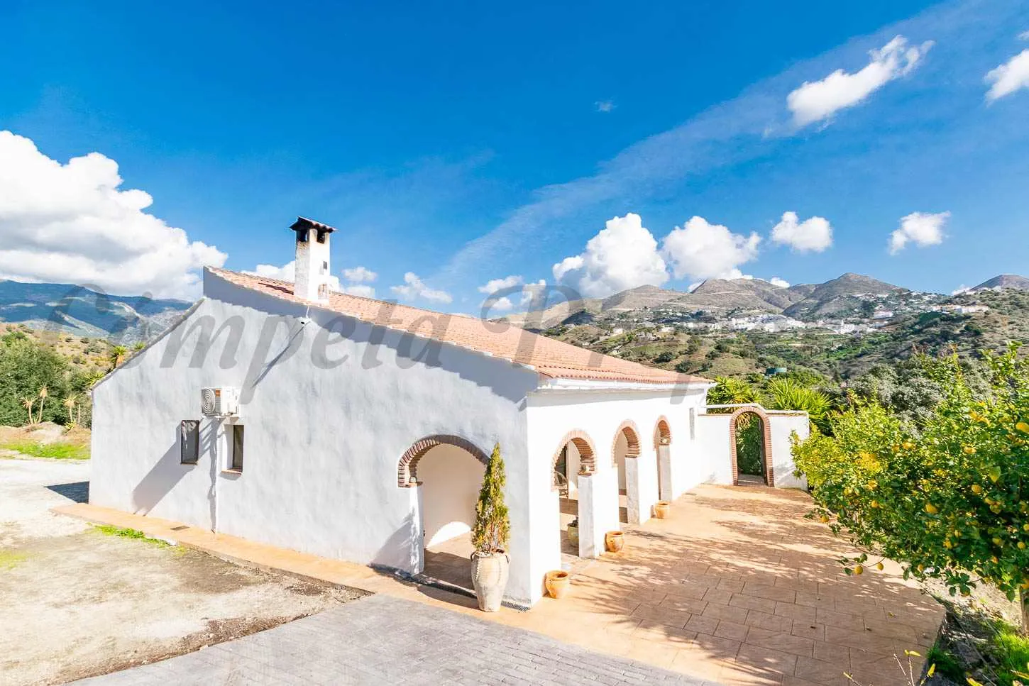 3-Bedroom Country House with Expansive Garden in Árchez, Málaga - Image 1