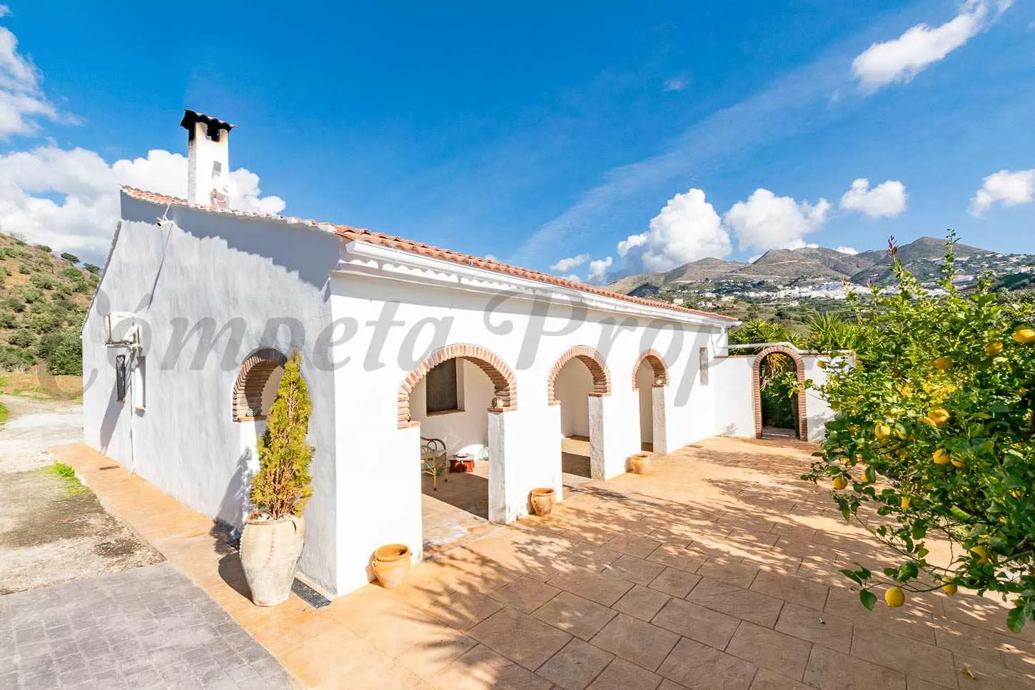3-Bedroom Country House with Expansive Garden in Árchez, Málaga - Image 2