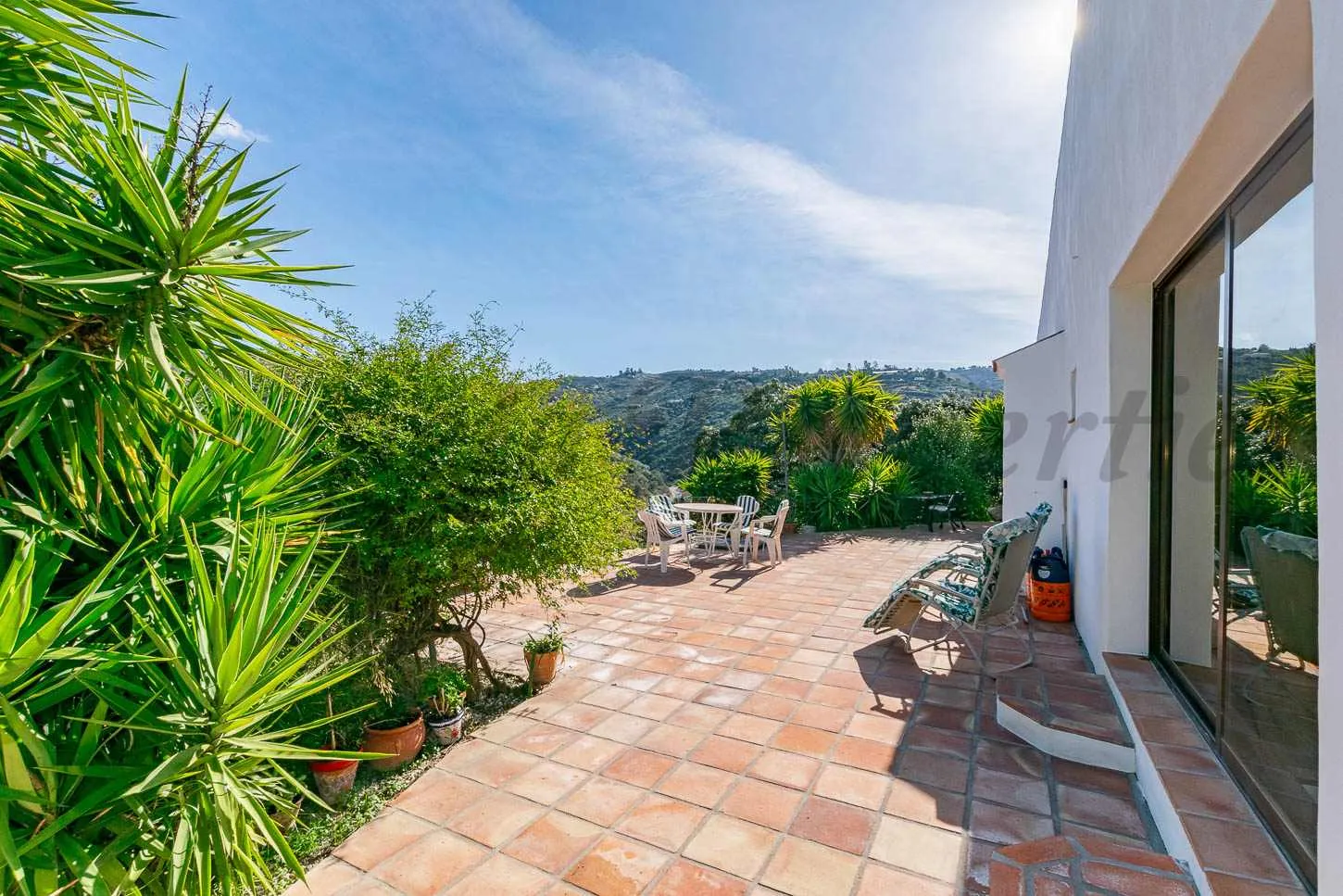 3-Bedroom Country House with Expansive Garden in Árchez, Málaga - Image 4