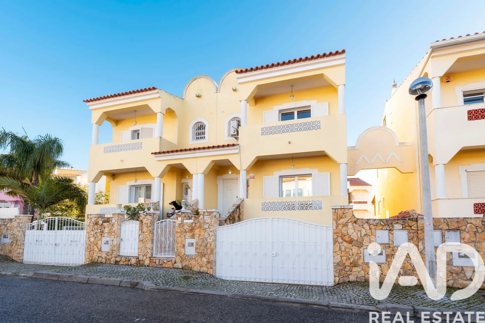 5-Bedroom Villa with Pool and Terrace in Quarteira, Portugal - Image 1