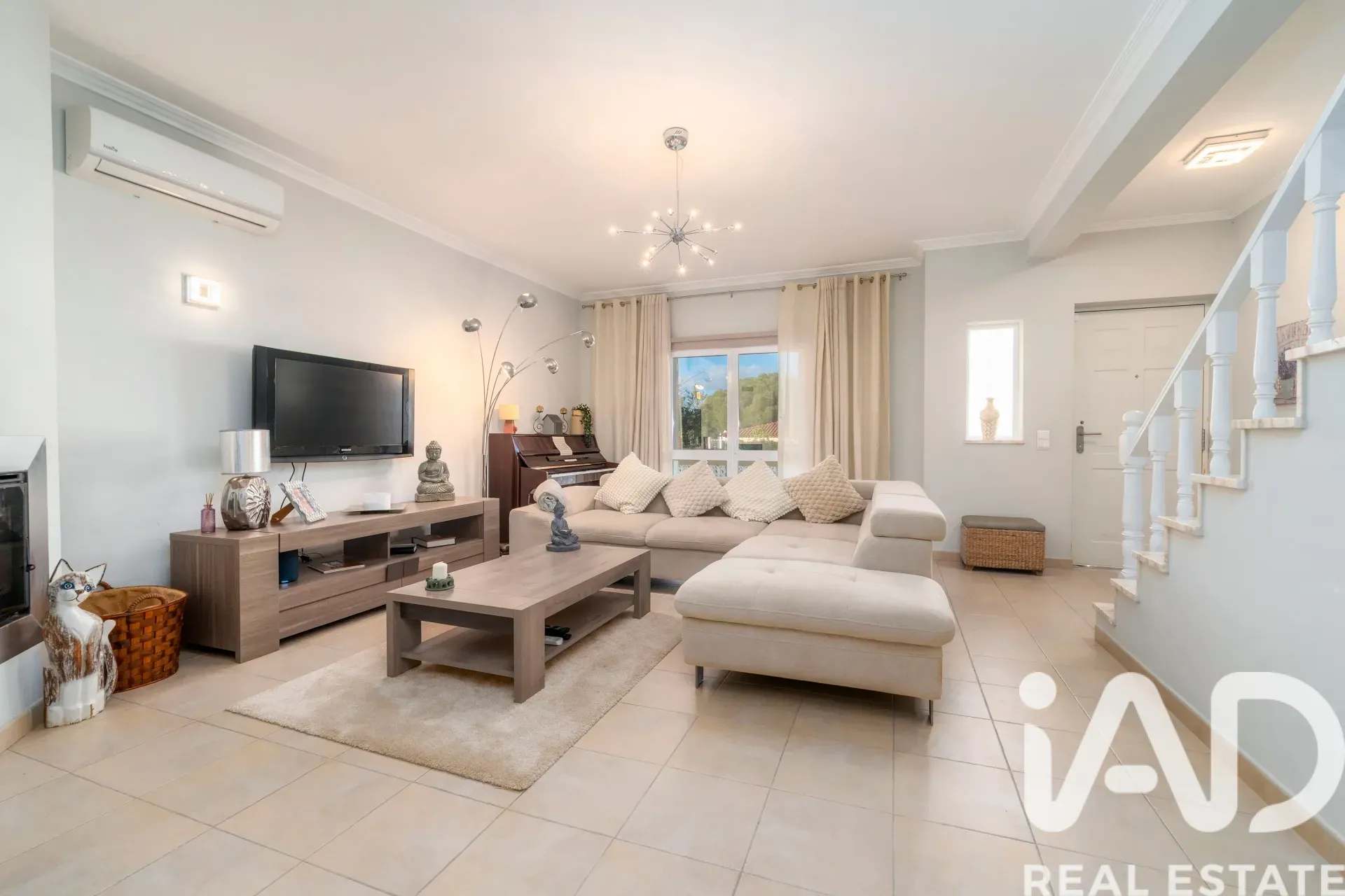 5-Bedroom Villa with Pool and Terrace in Quarteira, Portugal - Image 2