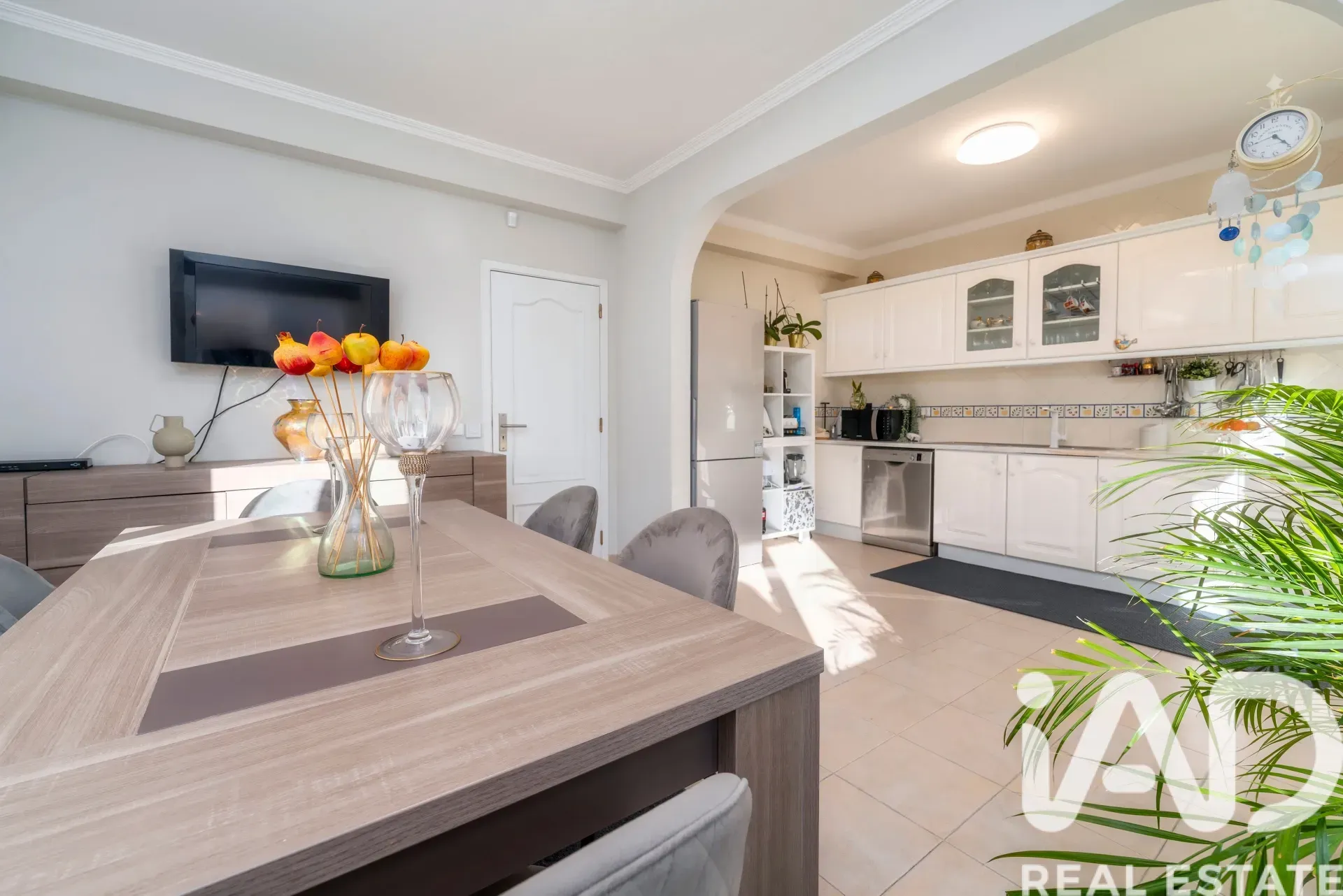 5-Bedroom Villa with Pool and Terrace in Quarteira, Portugal - Image 3