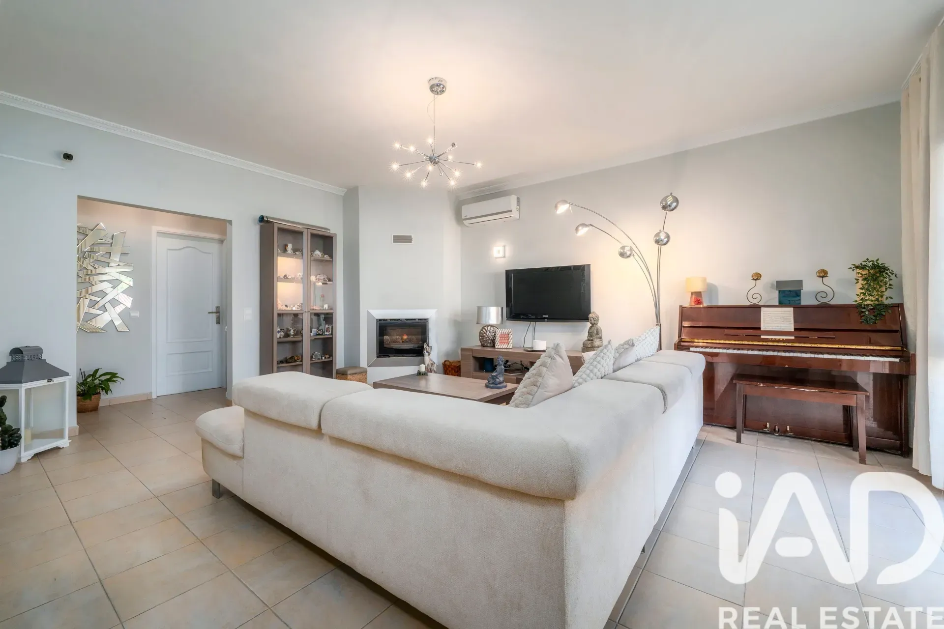 5-Bedroom Villa with Pool and Terrace in Quarteira, Portugal - View image 8 of 39