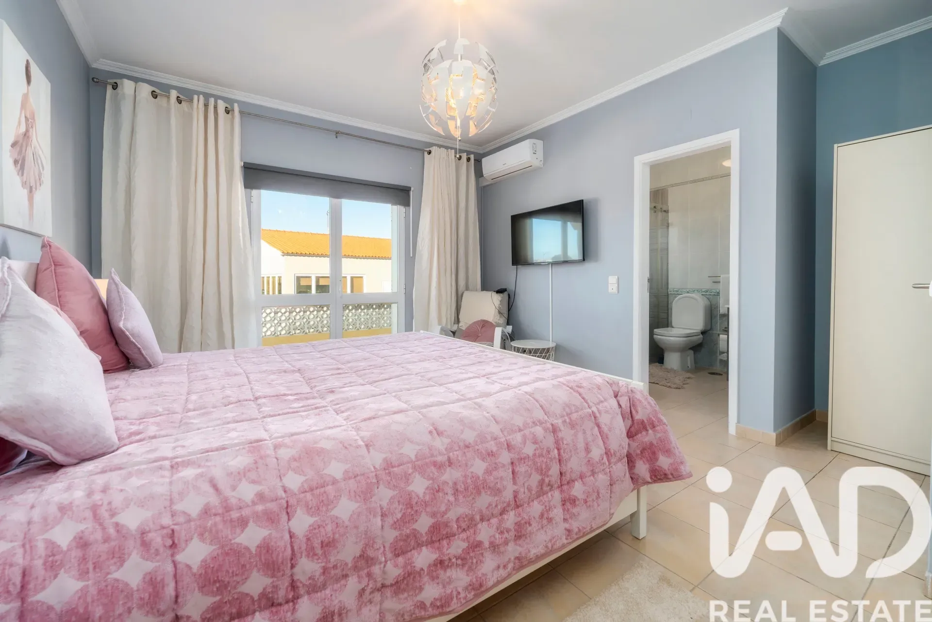 5-Bedroom Villa with Pool and Terrace in Quarteira, Portugal - View image 20 of 39