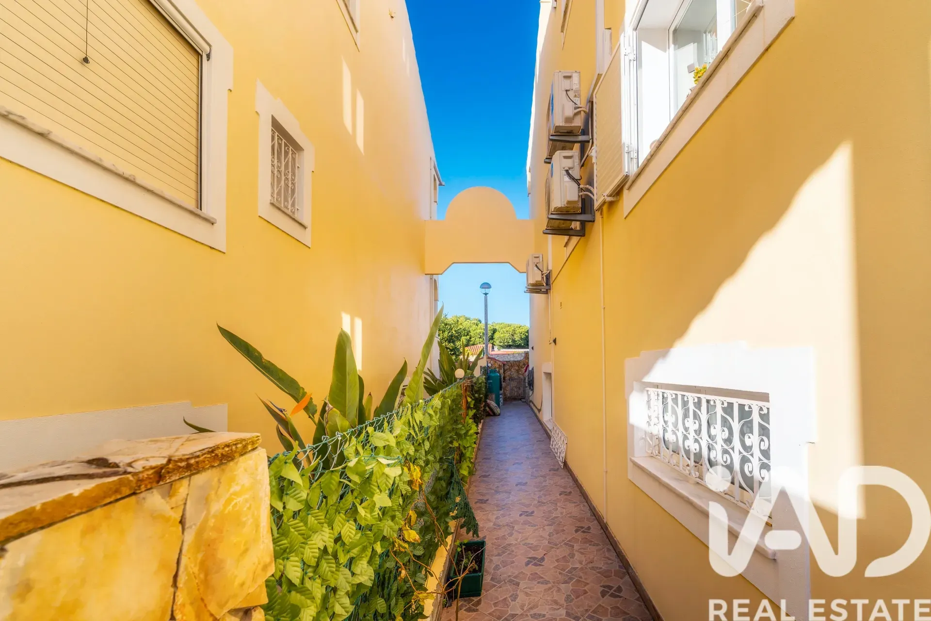 5-Bedroom Villa with Pool and Terrace in Quarteira, Portugal - View image 39 of 39