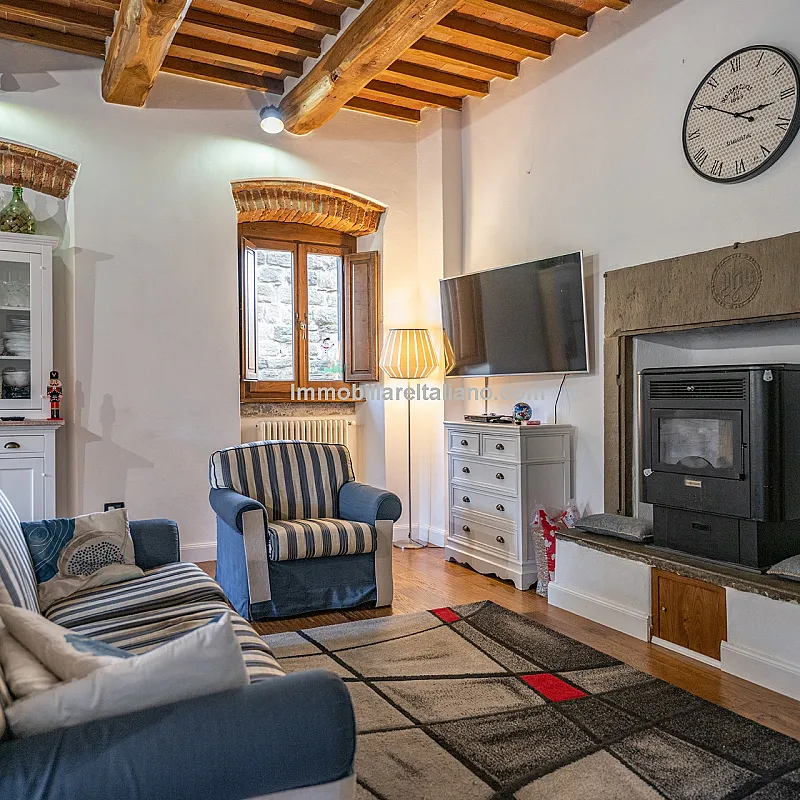 Modern One-Bedroom Apartment in Historic Sansepolcro with Dual Bathrooms