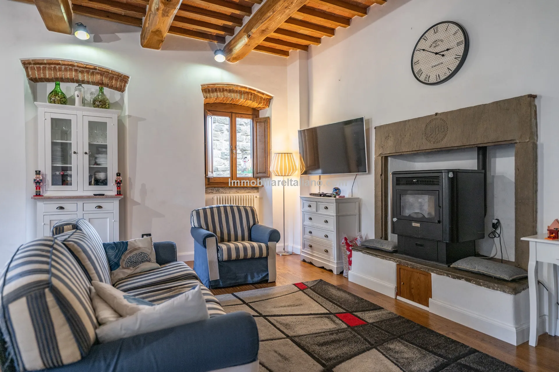 Modern One-Bedroom Apartment in Historic Sansepolcro with Dual Bathrooms - Image 1