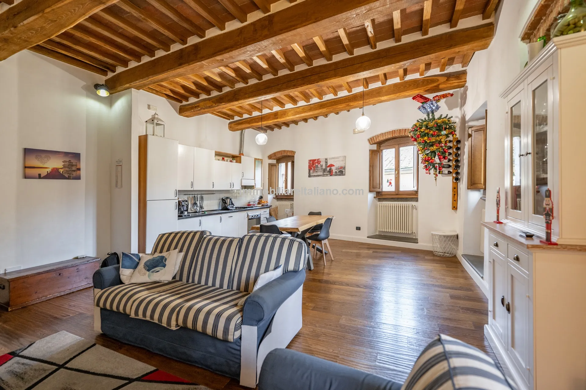 Modern One-Bedroom Apartment in Historic Sansepolcro with Dual Bathrooms - Image 3
