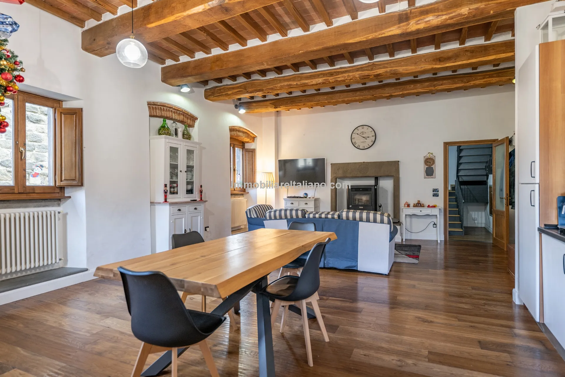 Modern One-Bedroom Apartment in Historic Sansepolcro with Dual Bathrooms - View image 6 of 27