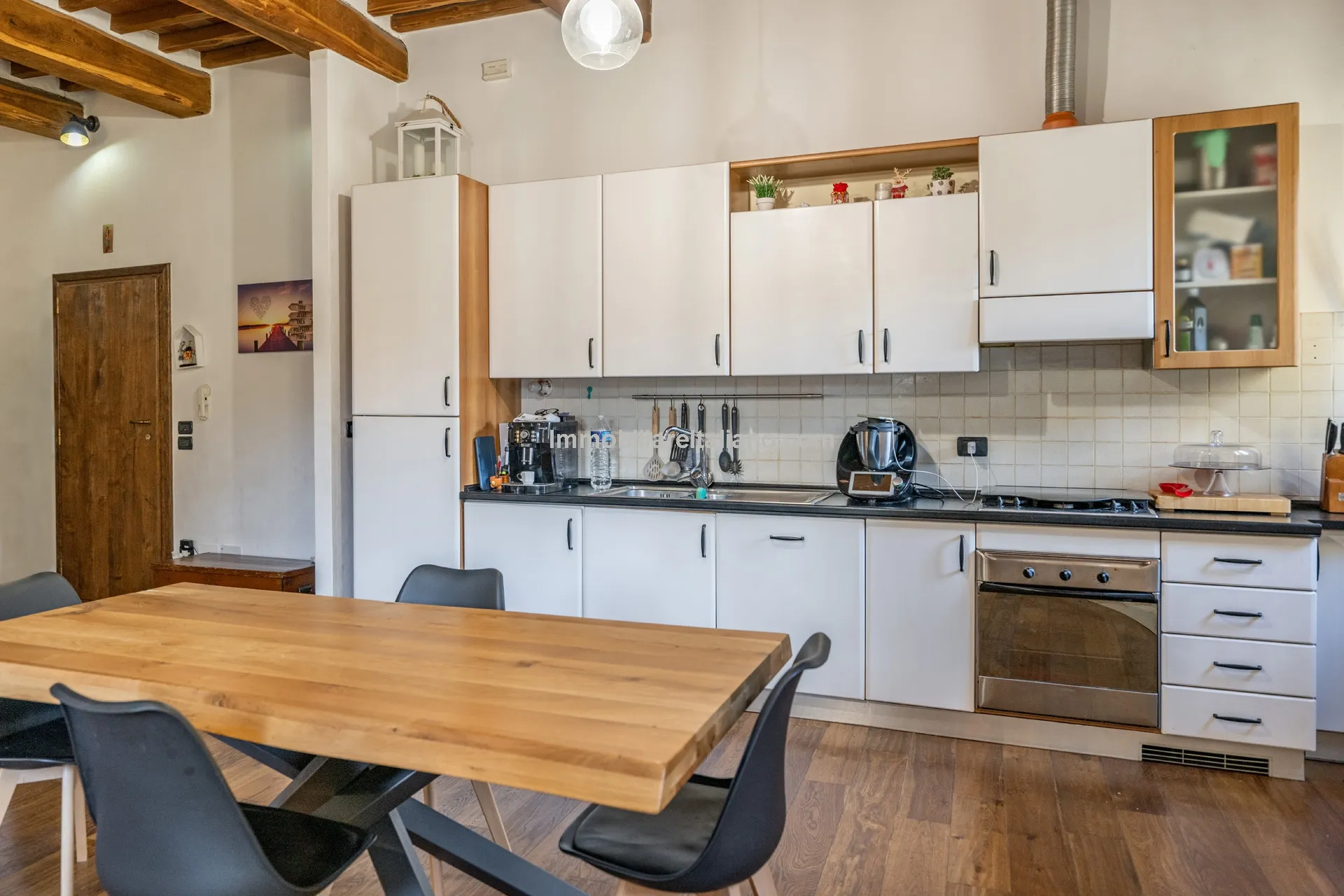 Modern One-Bedroom Apartment in Historic Sansepolcro with Dual Bathrooms - View image 7 of 27