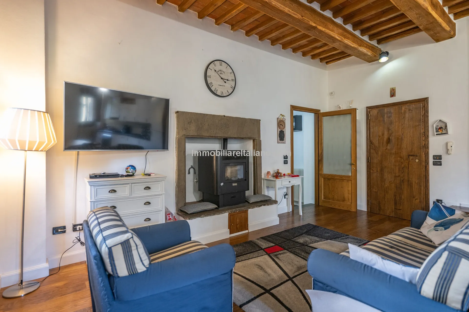 Modern One-Bedroom Apartment in Historic Sansepolcro with Dual Bathrooms - View image 9 of 27