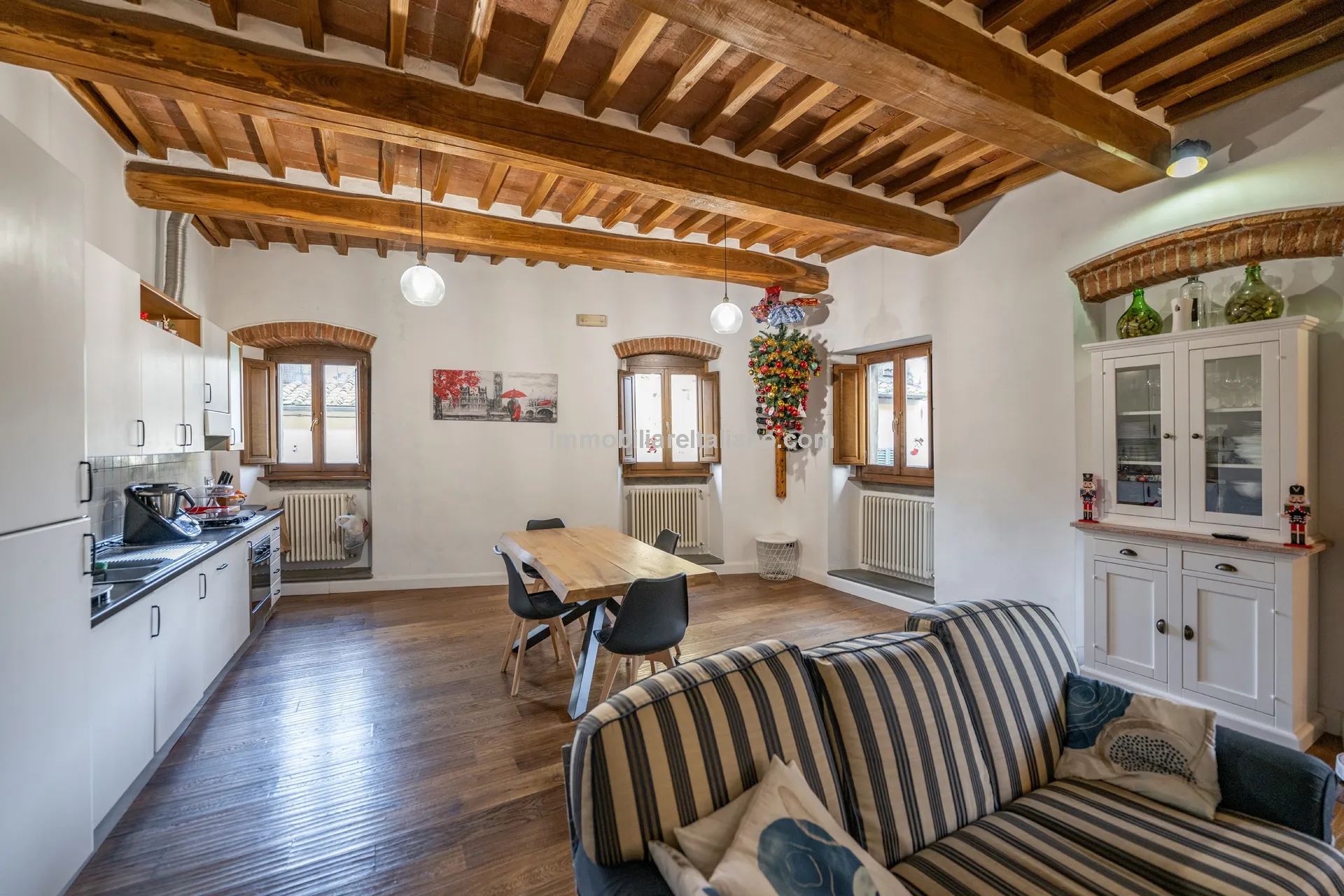 Modern One-Bedroom Apartment in Historic Sansepolcro with Dual Bathrooms - View image 10 of 27