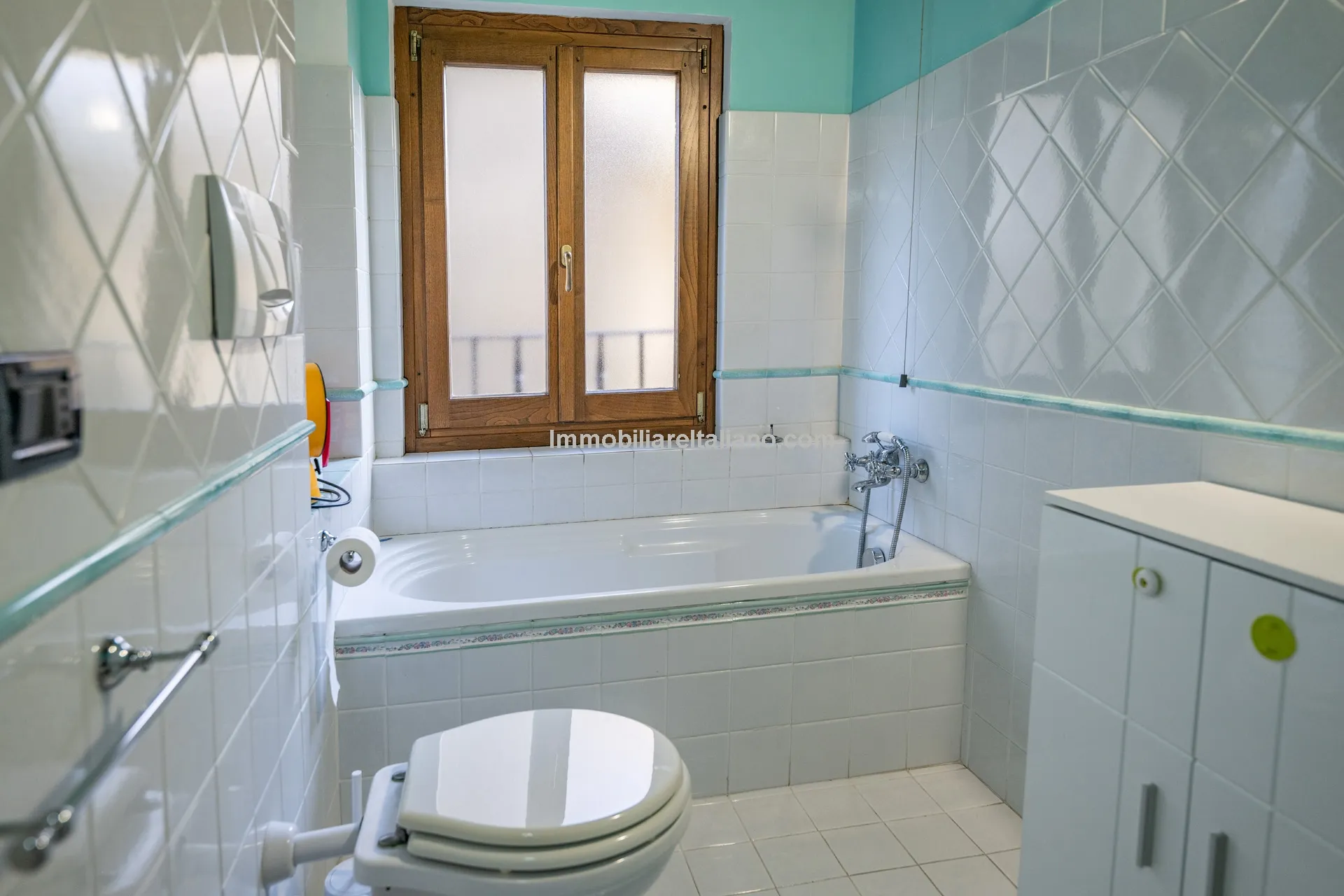 Modern One-Bedroom Apartment in Historic Sansepolcro with Dual Bathrooms - View image 12 of 27