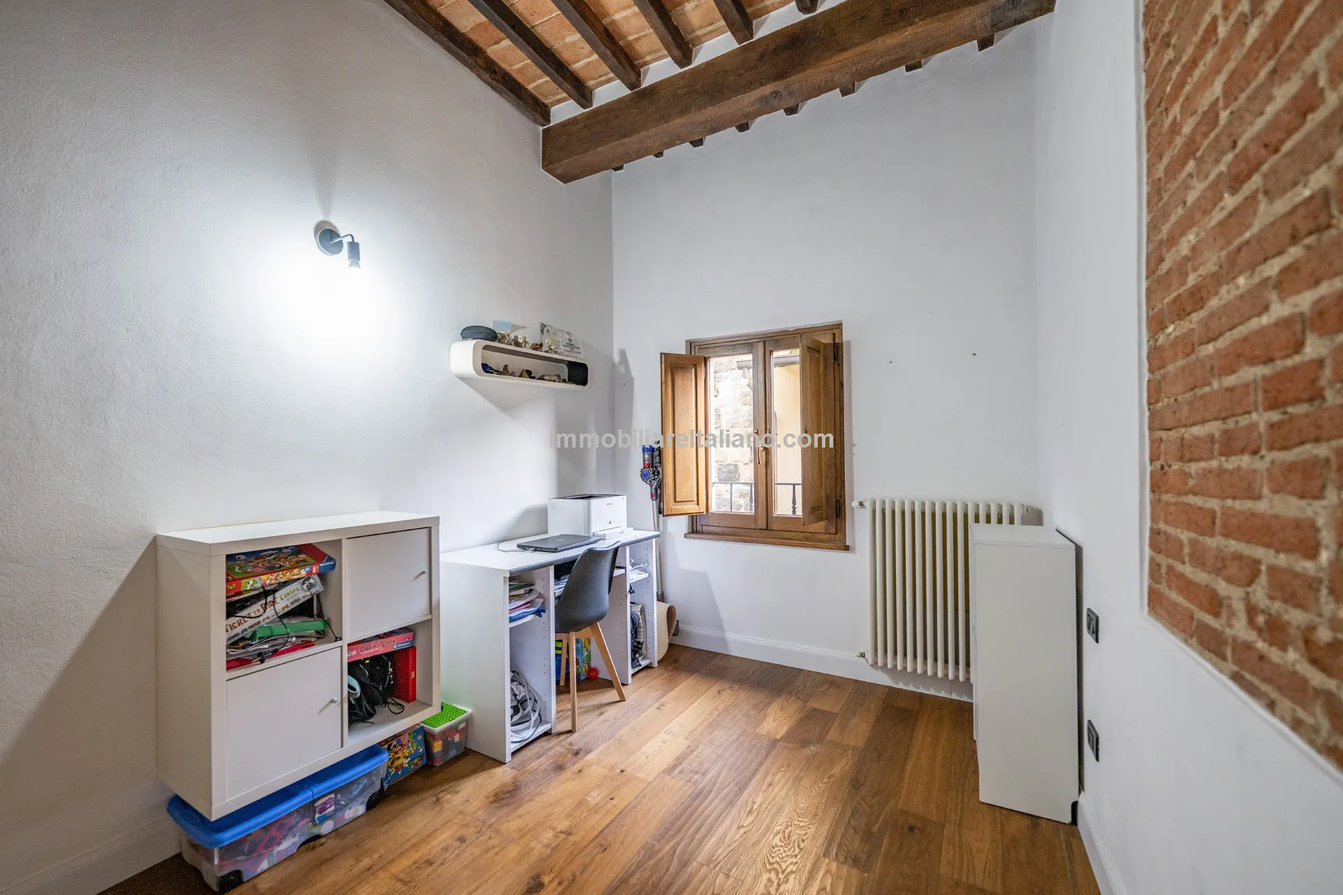 Modern One-Bedroom Apartment in Historic Sansepolcro with Dual Bathrooms - View image 13 of 27