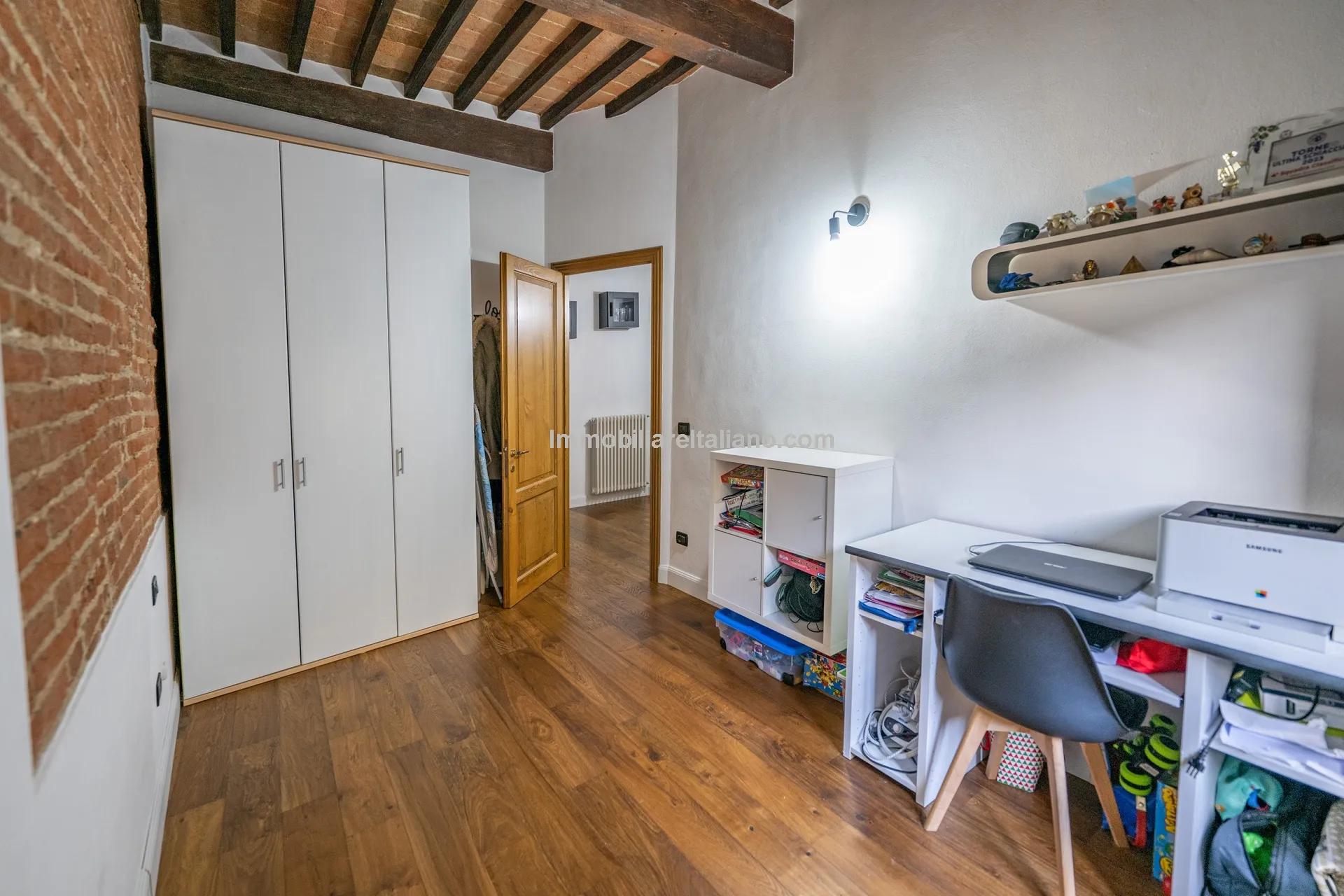 Modern One-Bedroom Apartment in Historic Sansepolcro with Dual Bathrooms - View image 15 of 27