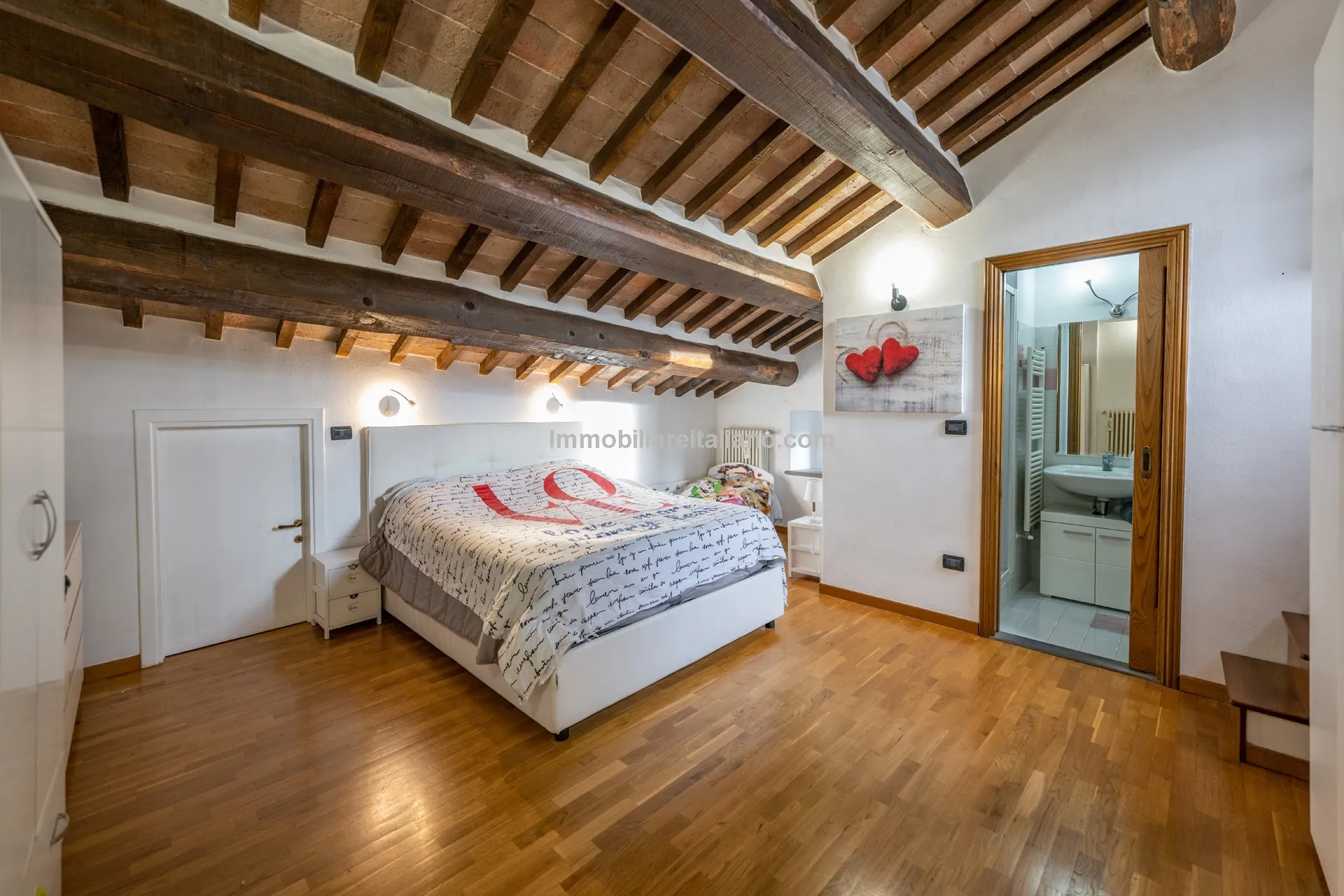Modern One-Bedroom Apartment in Historic Sansepolcro with Dual Bathrooms - View image 18 of 27