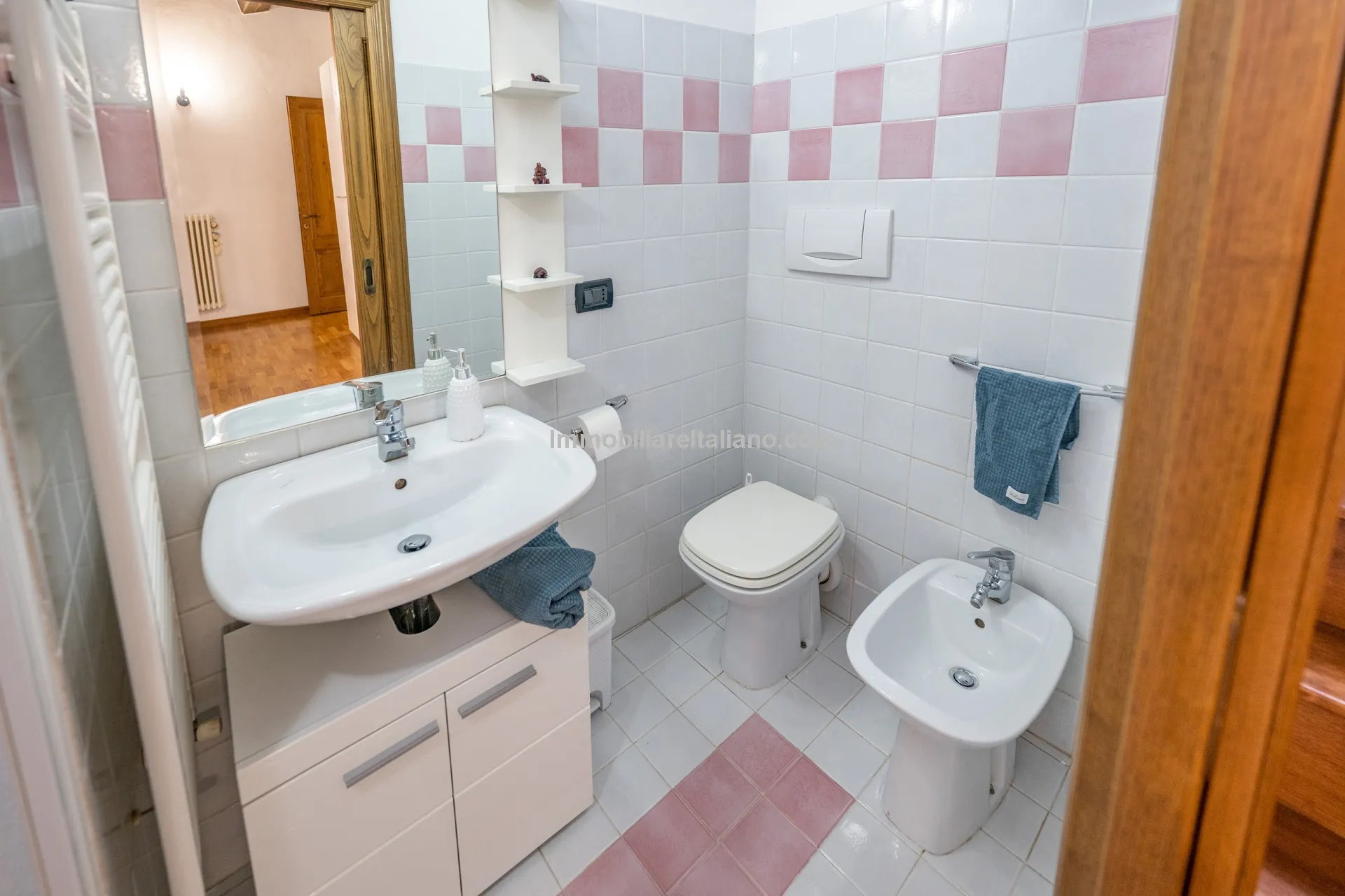 Modern One-Bedroom Apartment in Historic Sansepolcro with Dual Bathrooms - View image 22 of 27