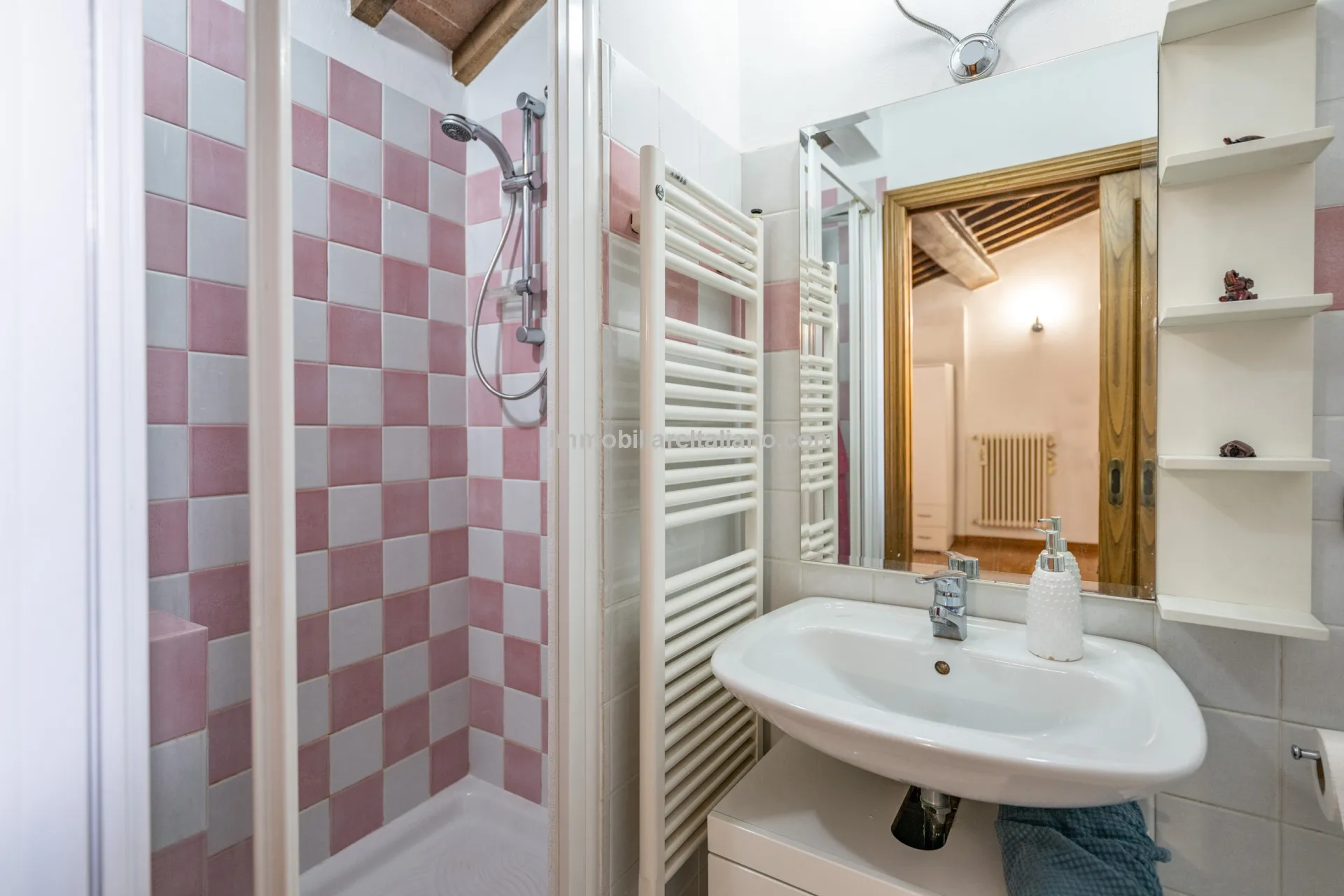 Modern One-Bedroom Apartment in Historic Sansepolcro with Dual Bathrooms - View image 23 of 27