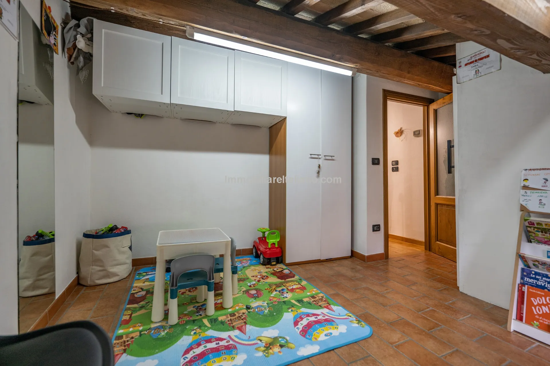 Modern One-Bedroom Apartment in Historic Sansepolcro with Dual Bathrooms - View image 26 of 27